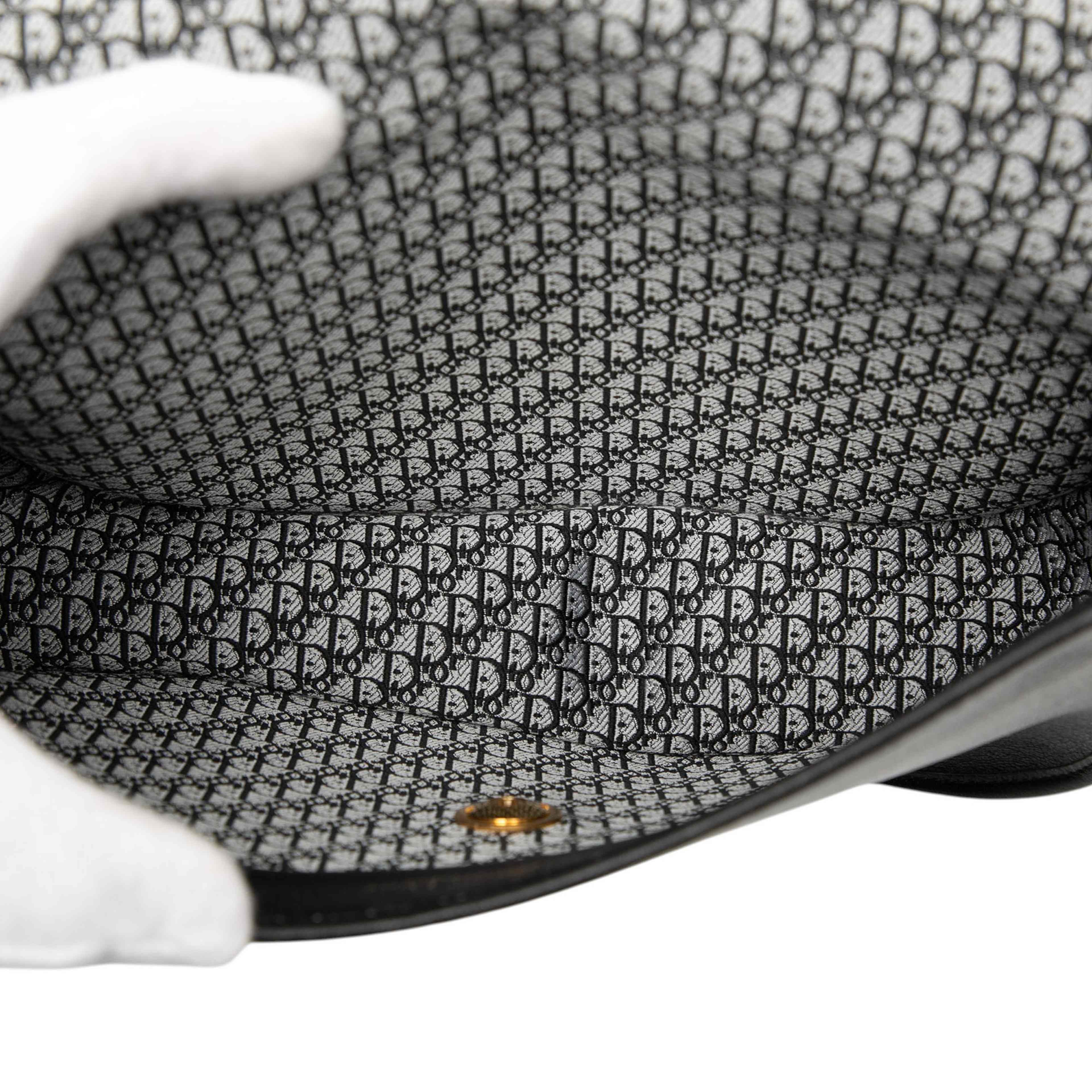 Dior Leather Flap Shoulder Bag, från Luxclusif, i färgen black. Klicka för att öppna bilden i stort format