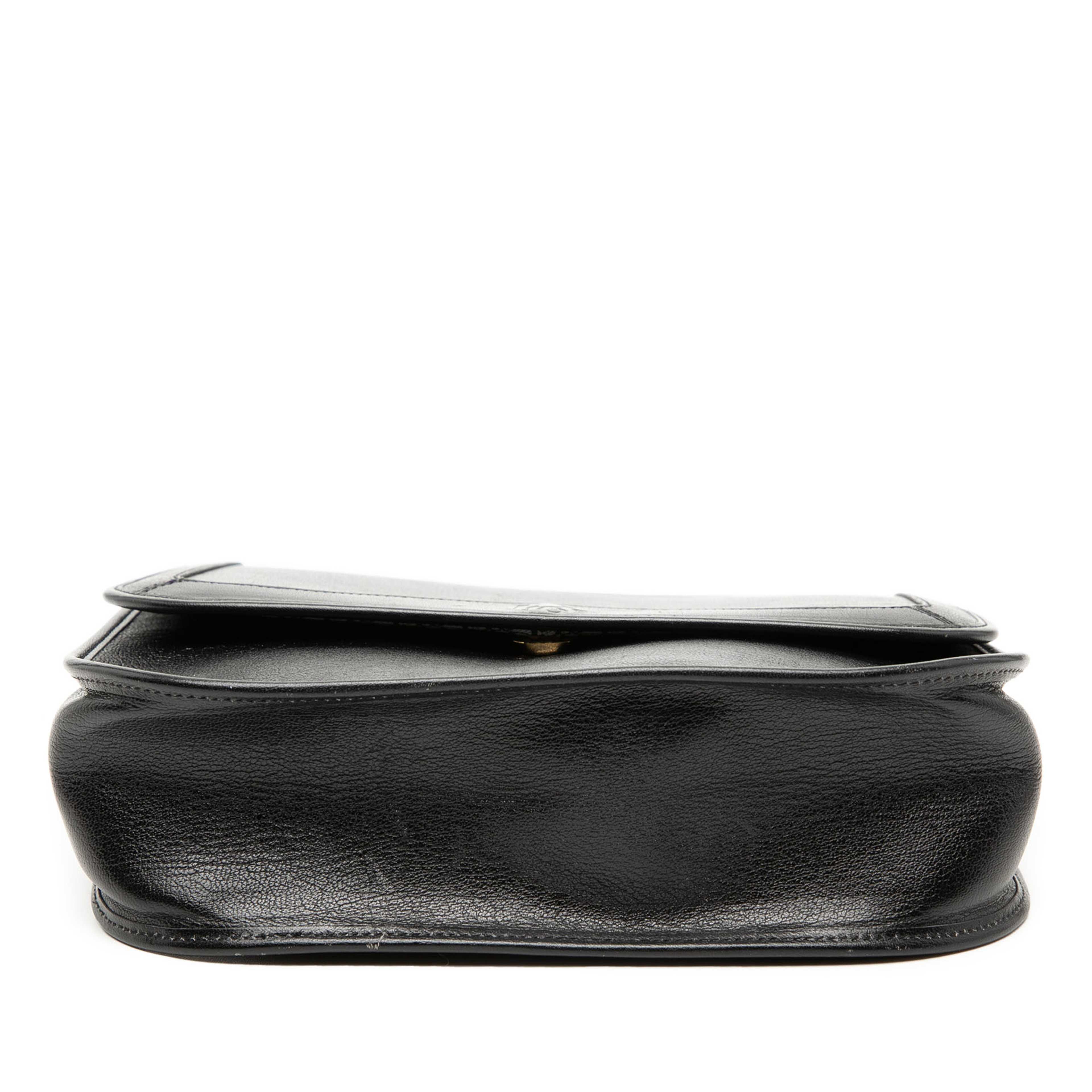 Dior Leather Flap Shoulder Bag, från Luxclusif, i färgen black. Klicka för att öppna bilden i stort format