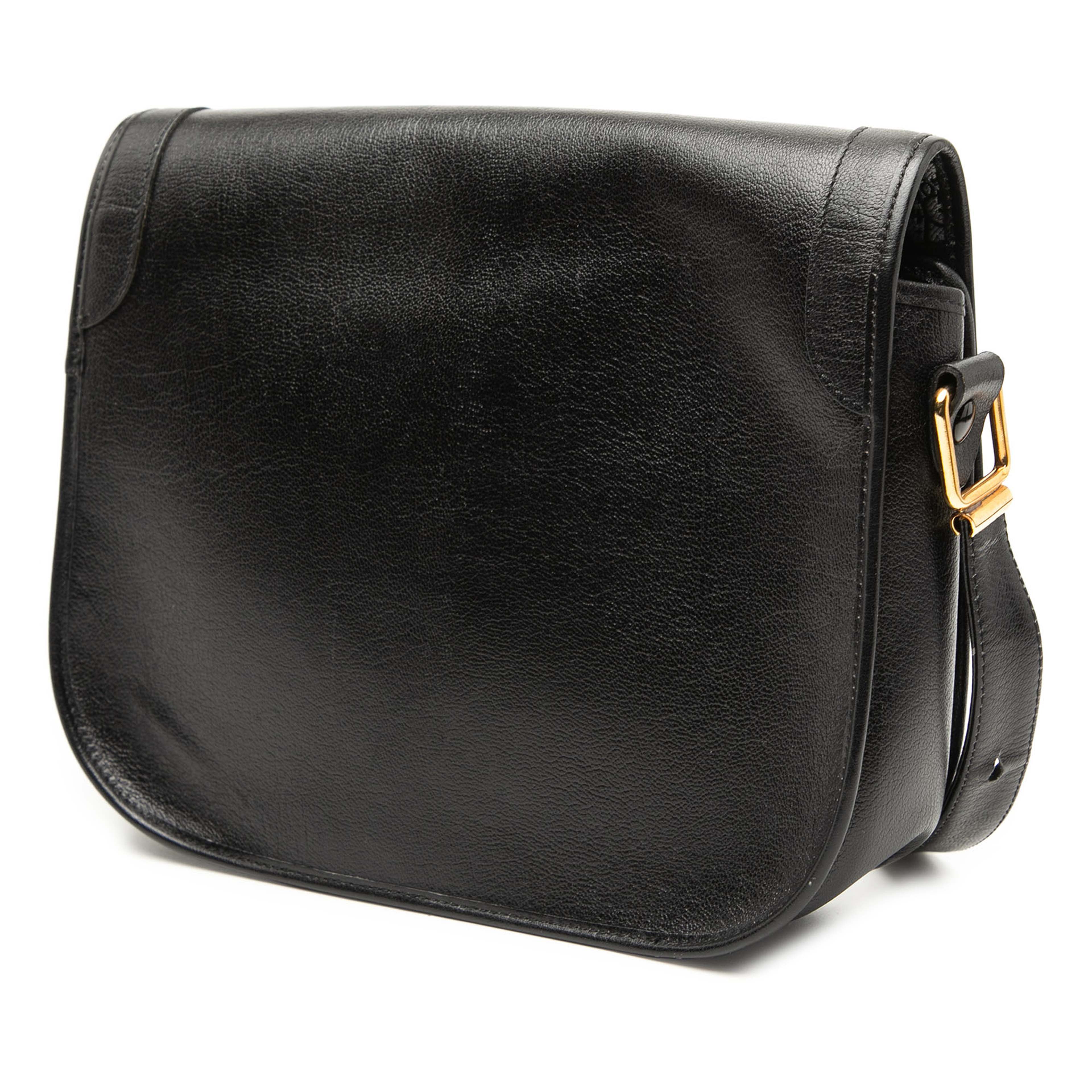 Dior Leather Flap Shoulder Bag, från Luxclusif, i färgen black. Klicka för att öppna bilden i stort format
