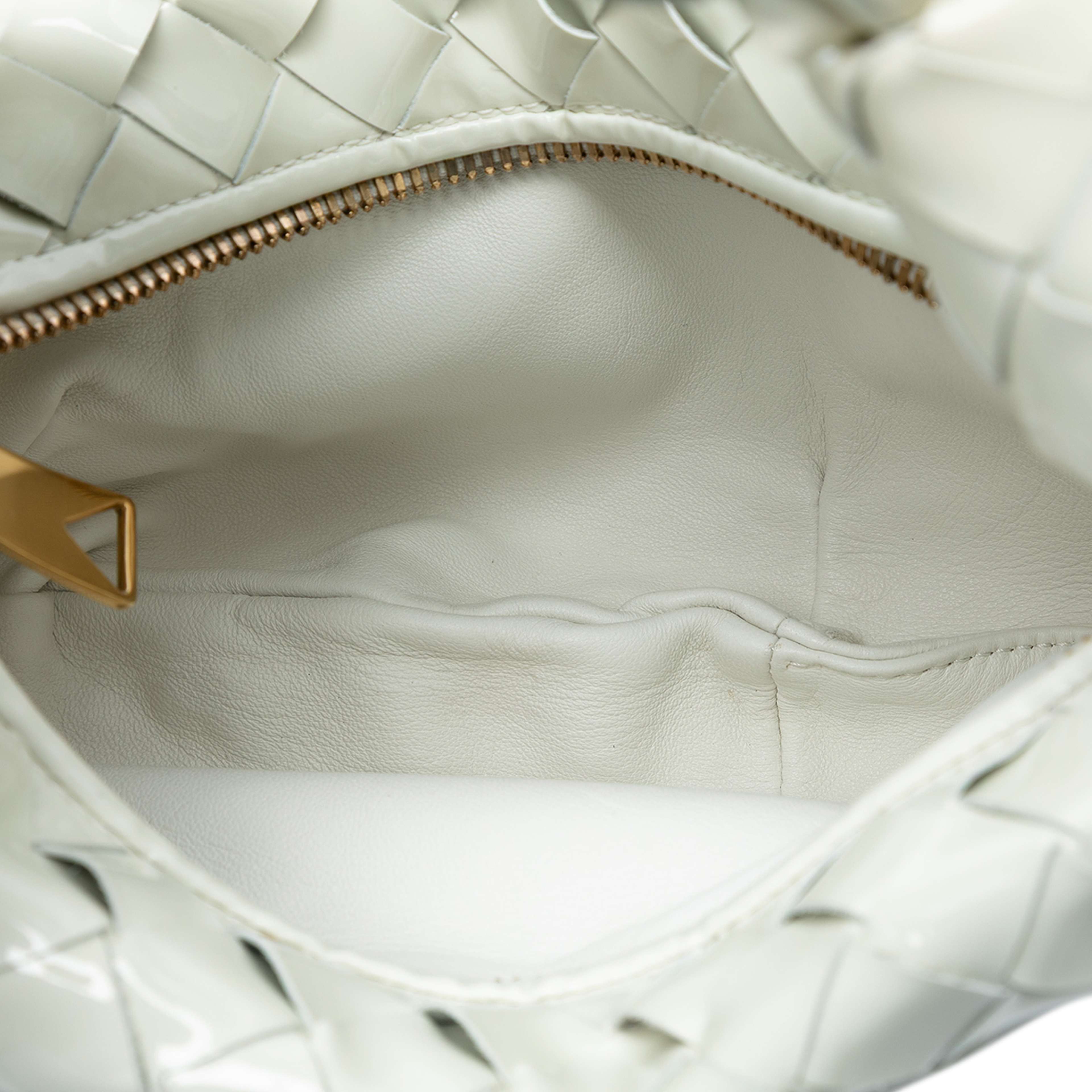 Bottega Veneta Mini Patent Intrecciato Jodie, från Luxclusif, i färgen white. Klicka för att öppna bilden i stort format