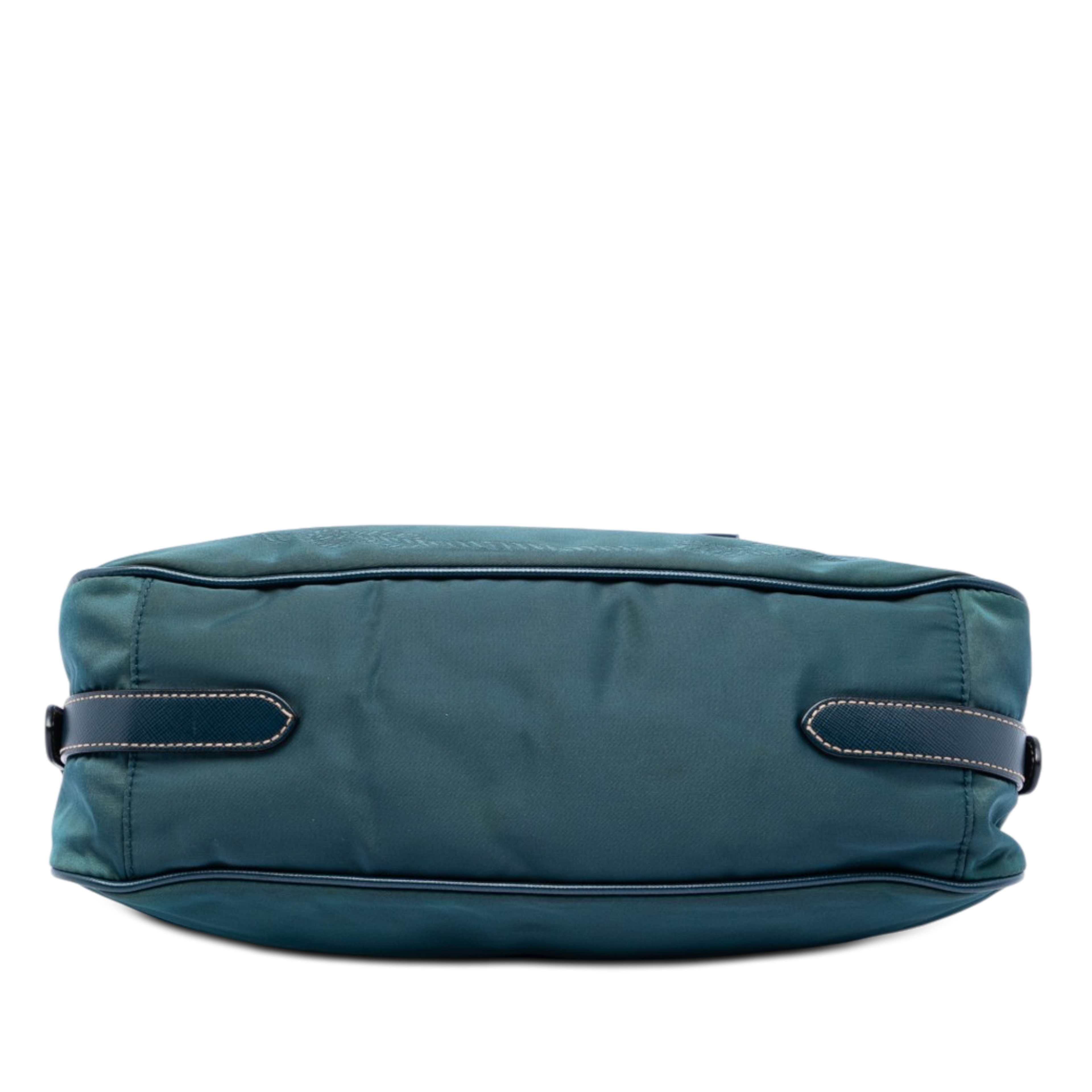 Prada Tessuto Canapa Logo Shoulder Bag, från Luxclusif, i färgen blå. Klicka för att öppna bilden i stort format