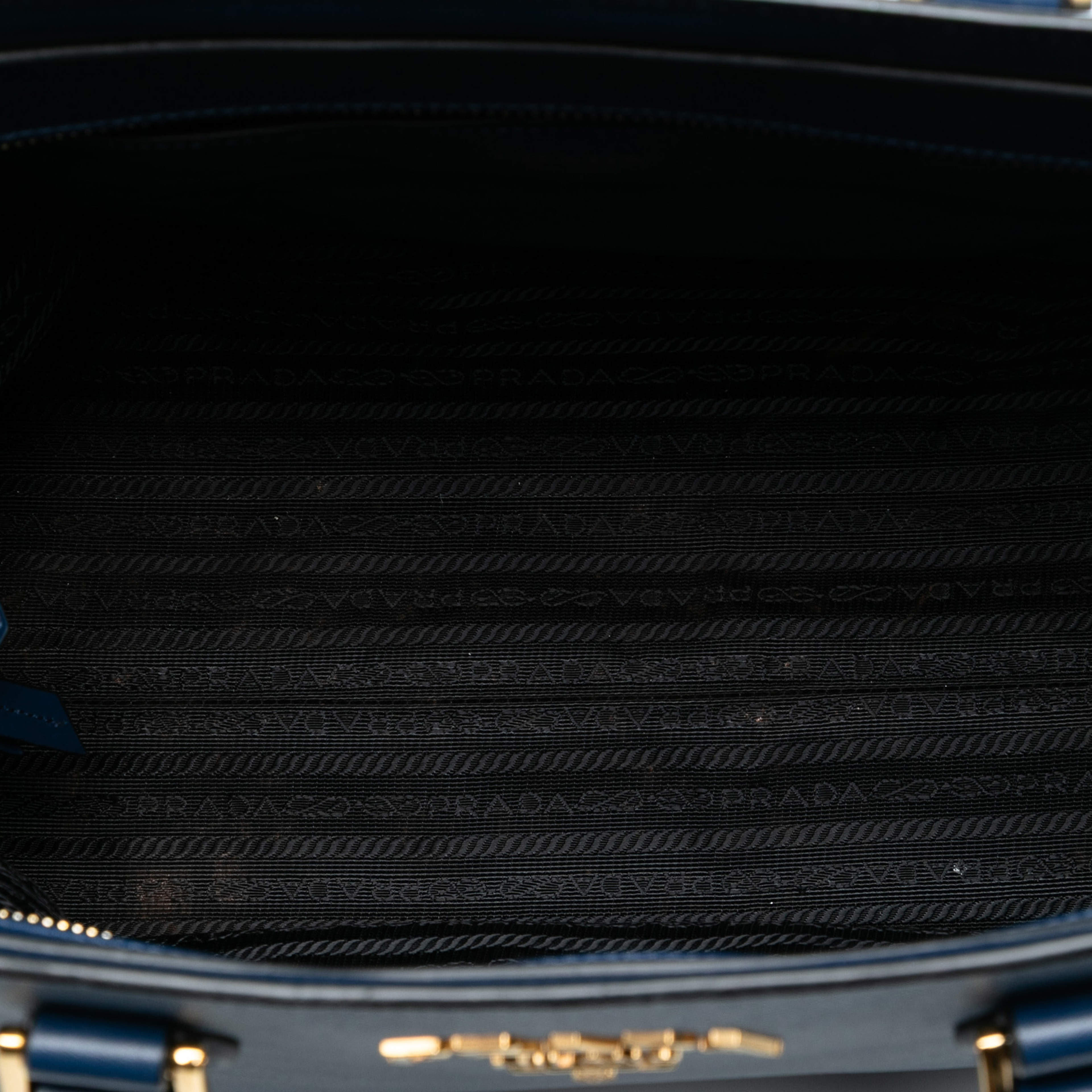 Prada Soft Calf Trimmed Saffiano Zippered Convertible Tote, från Luxclusif, i färgen blue. Klicka för att öppna bilden i stort format