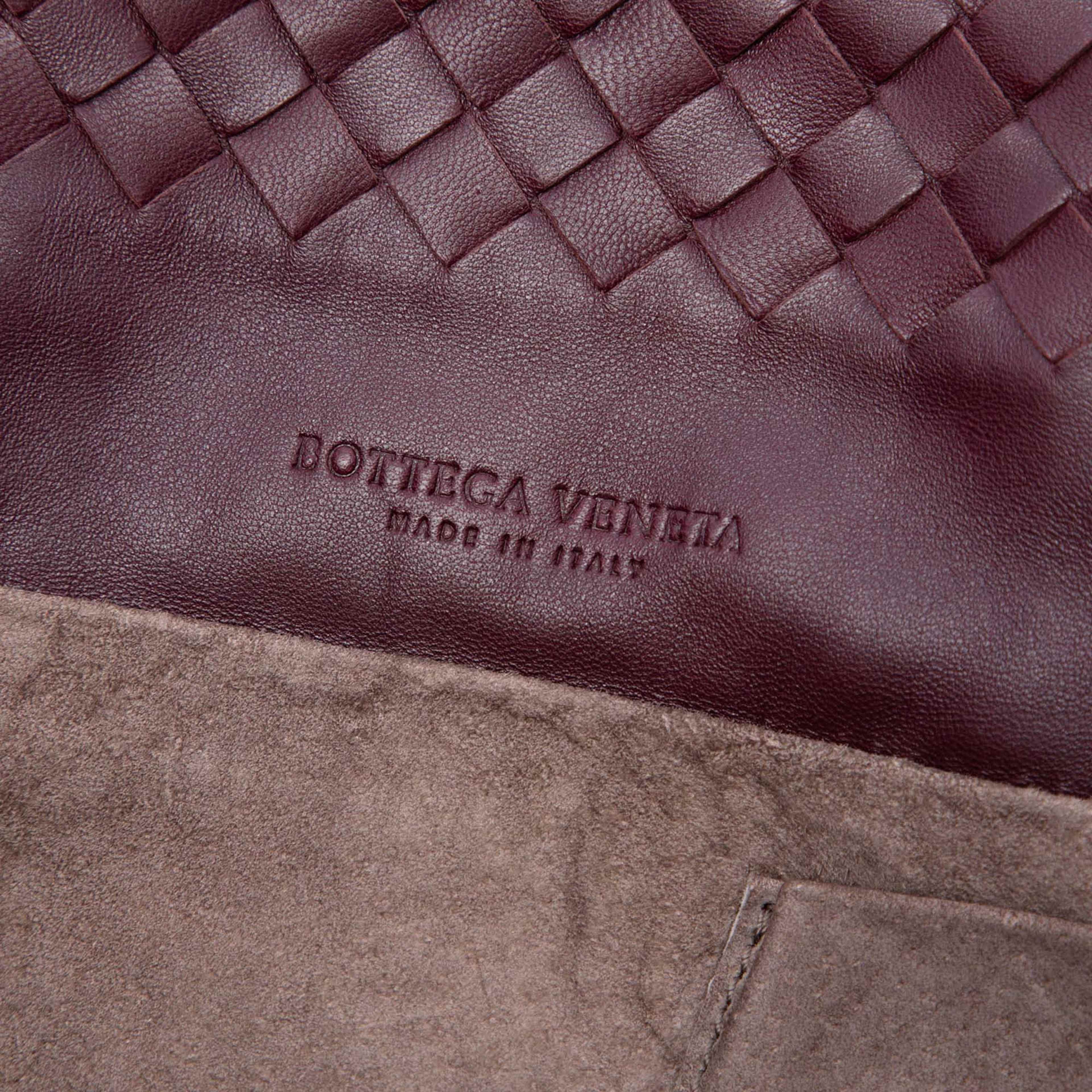 Bottega Veneta Nappa Intrecciato Belt Strap Tote, från Luxclusif, i färgen violet. Klicka för att öppna bilden i stort format