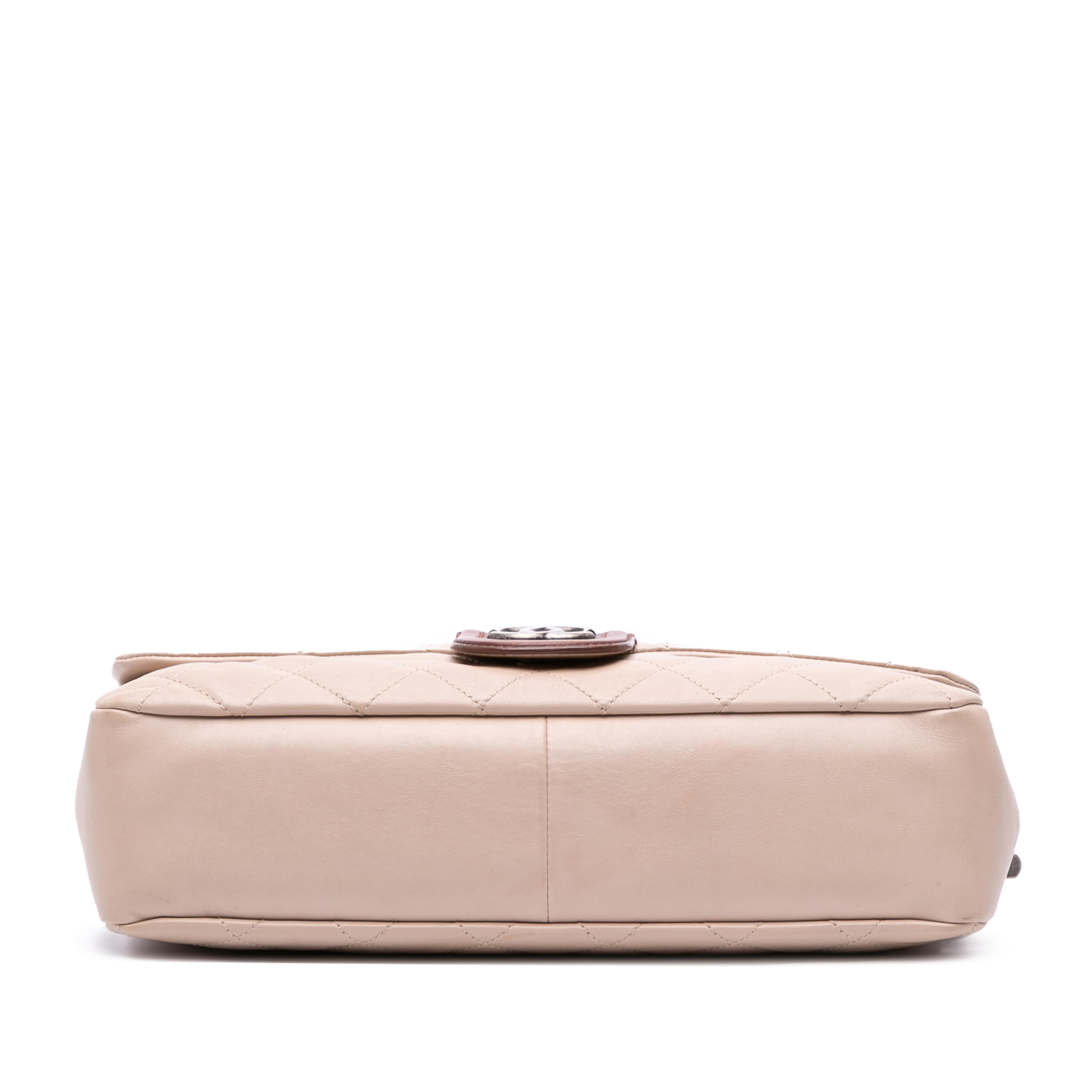 Chanel Large Quilted Lambskin Country Chic Flap, från Luxclusif, i färgen light beige. Klicka för att öppna bilden i stort format