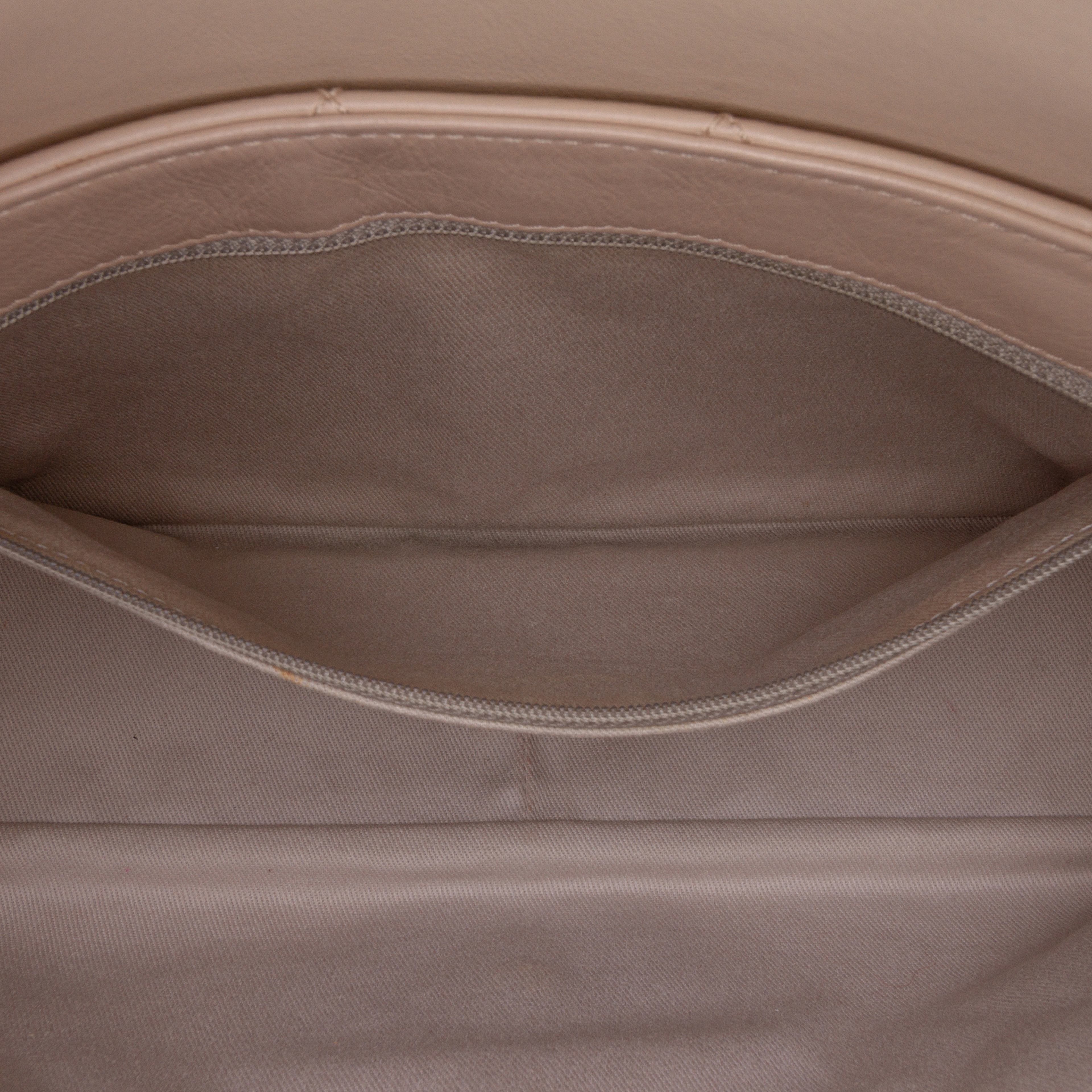 Chanel Large Quilted Lambskin Country Chic Flap, från Luxclusif, i färgen light beige. Klicka för att öppna bilden i stort format