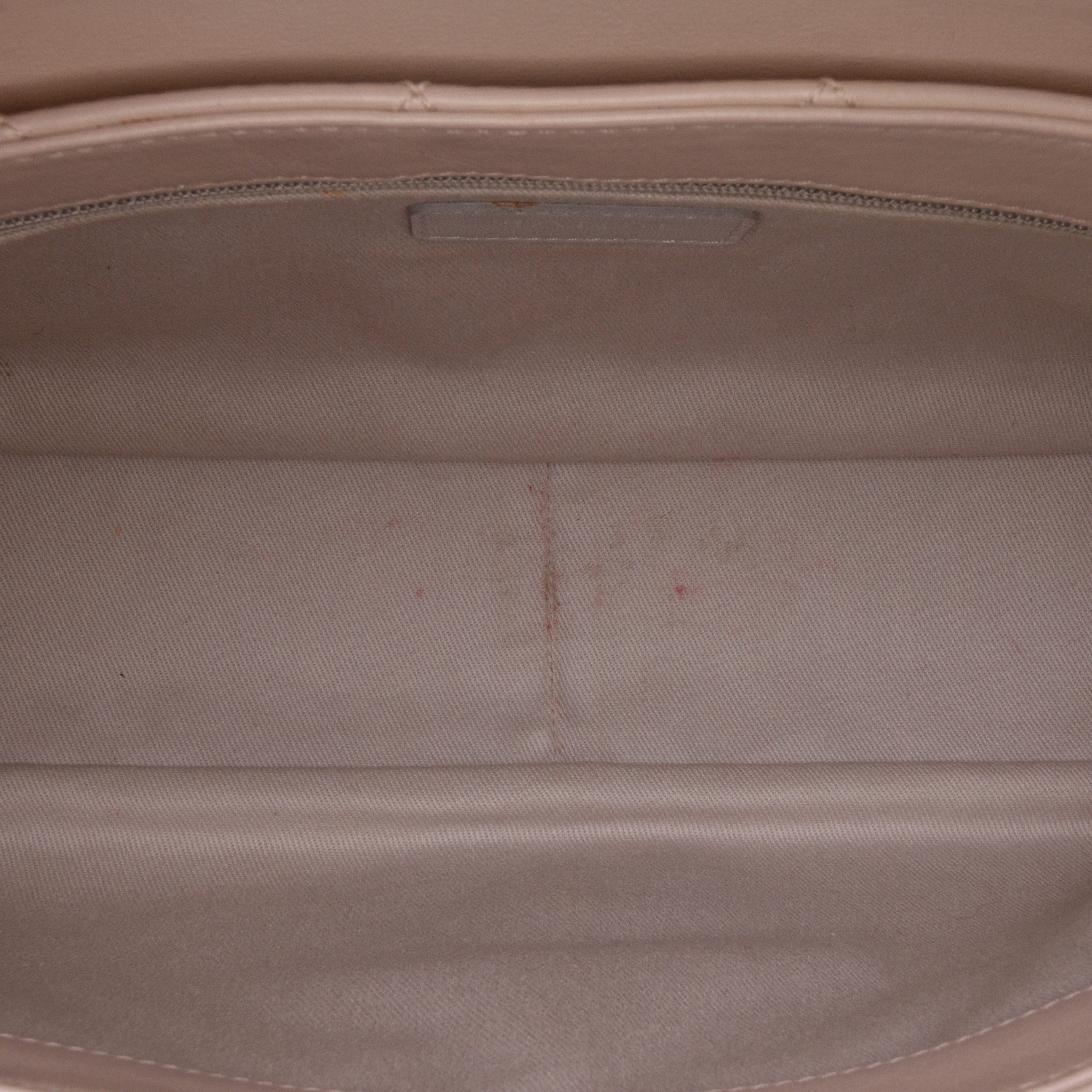 Chanel Large Quilted Lambskin Country Chic Flap, från Luxclusif, i färgen light beige. Klicka för att öppna bilden i stort format