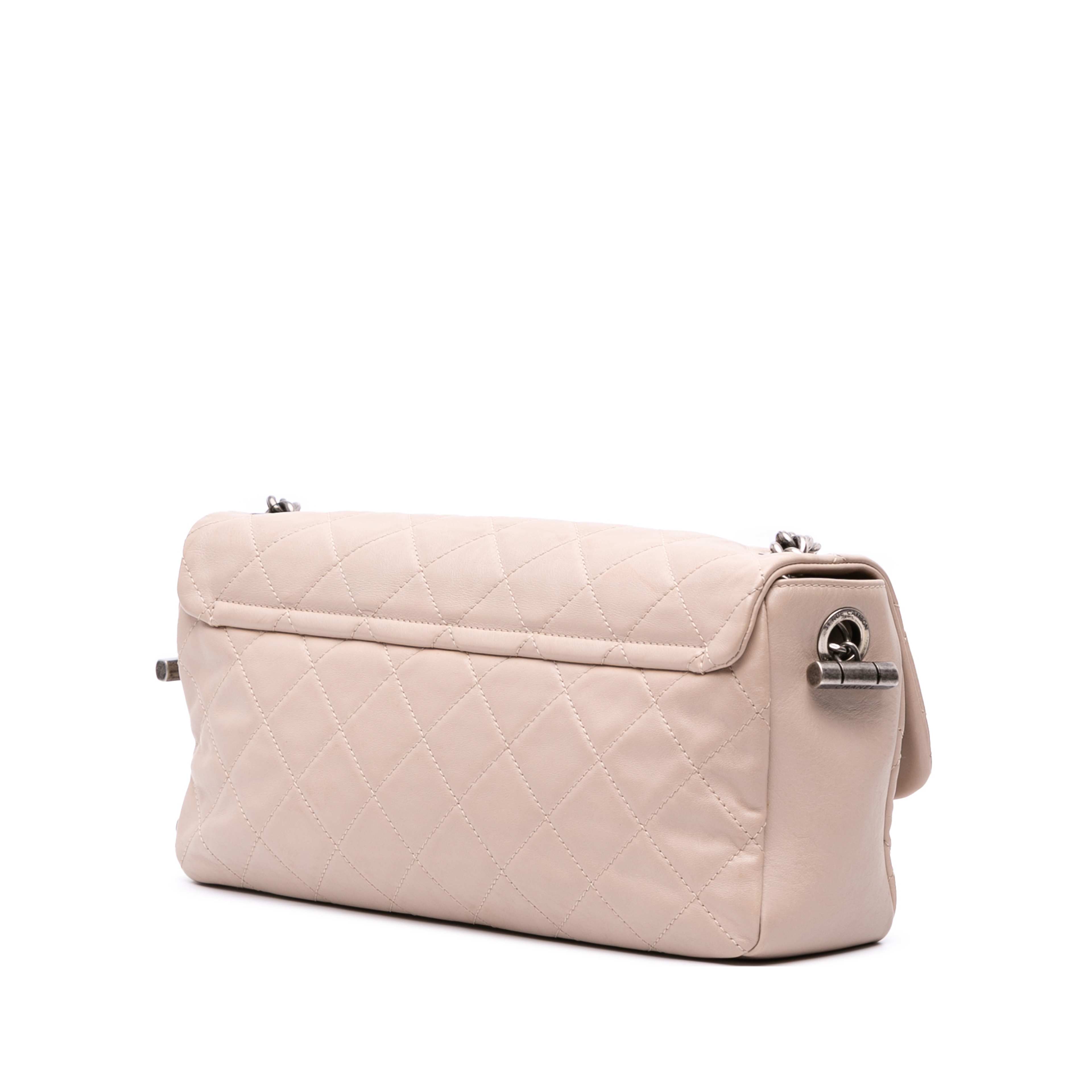 Chanel Large Quilted Lambskin Country Chic Flap, från Luxclusif, i färgen light beige. Klicka för att öppna bilden i stort format