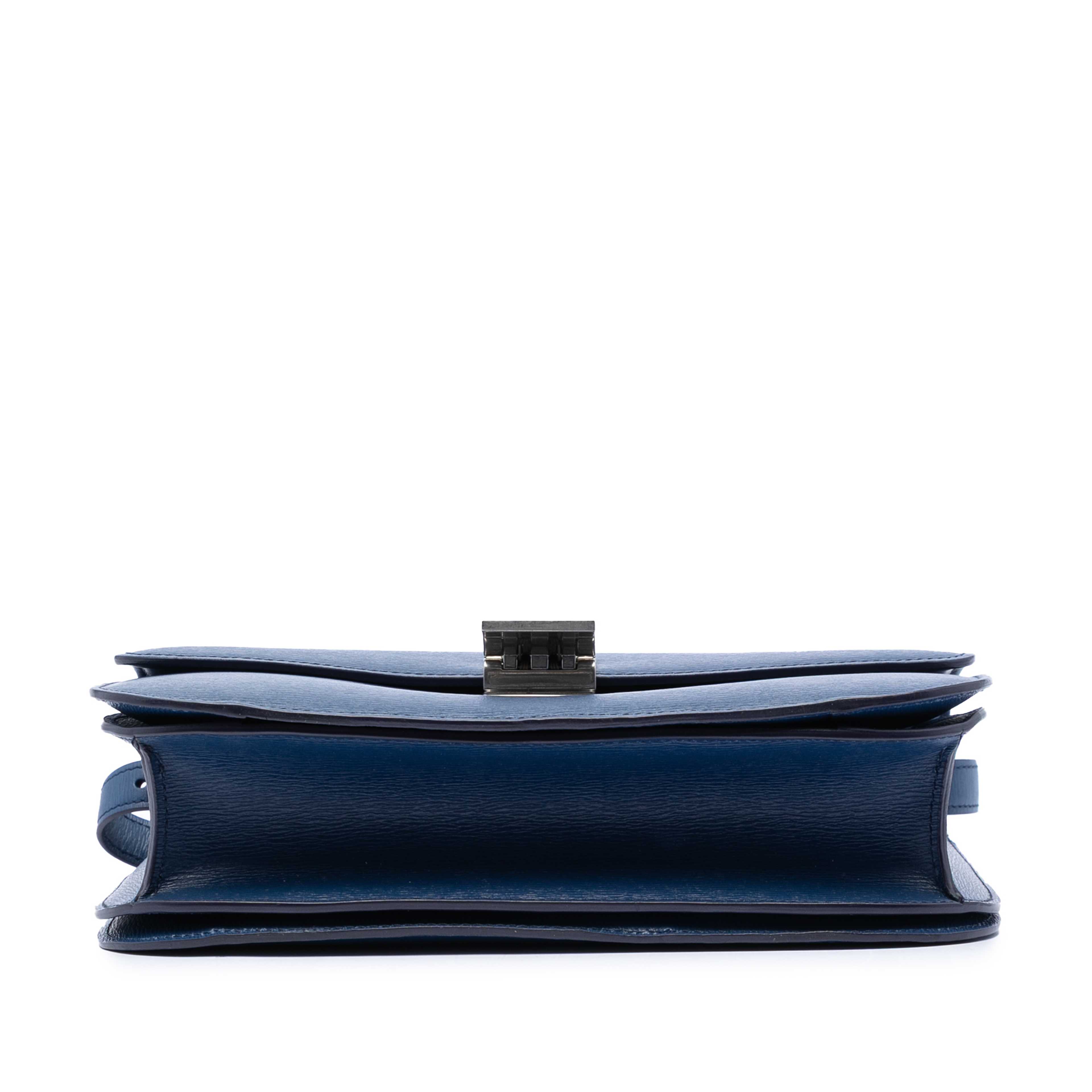 Celine Medium Calfskin Classic Box, från Luxclusif, i färgen blue. Klicka för att öppna bilden i stort format