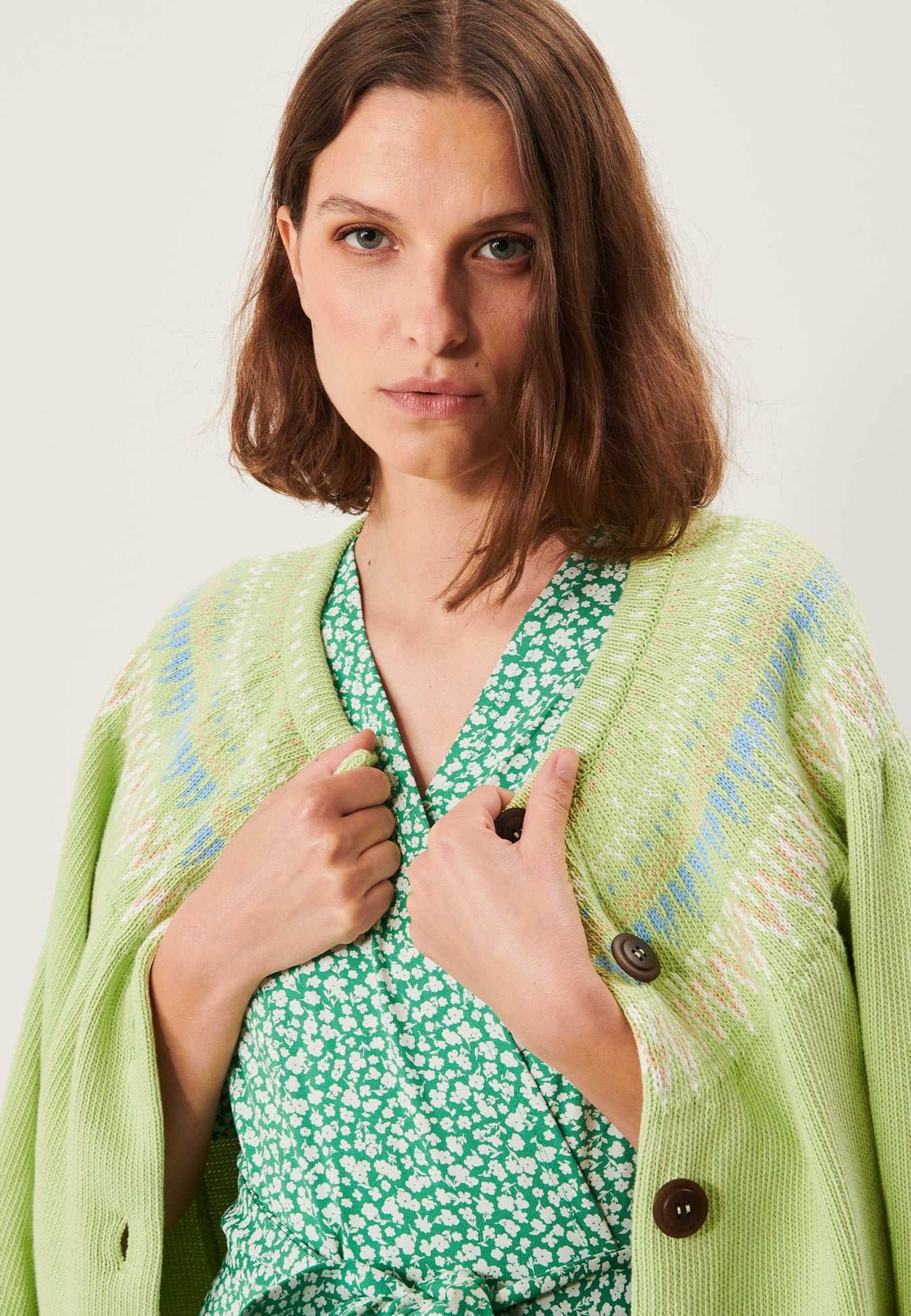 Joelle Cotton Cardigan, från Jumperfabriken, i färgen green. Klicka för att öppna bilden i stort format