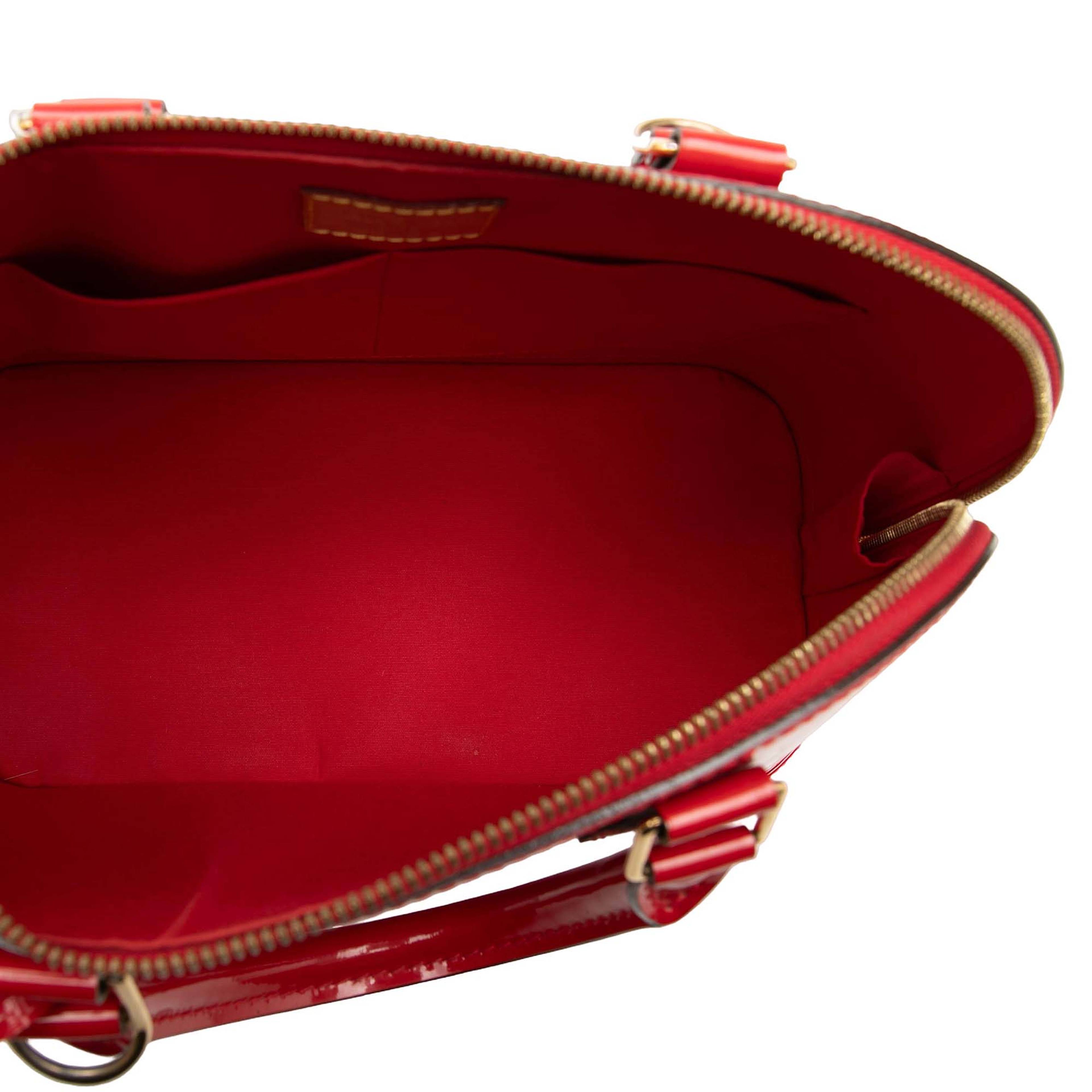 Louis Vuitton Monogram Vernis Alma Pm, från Luxclusif, i färgen red. Klicka för att öppna bilden i stort format