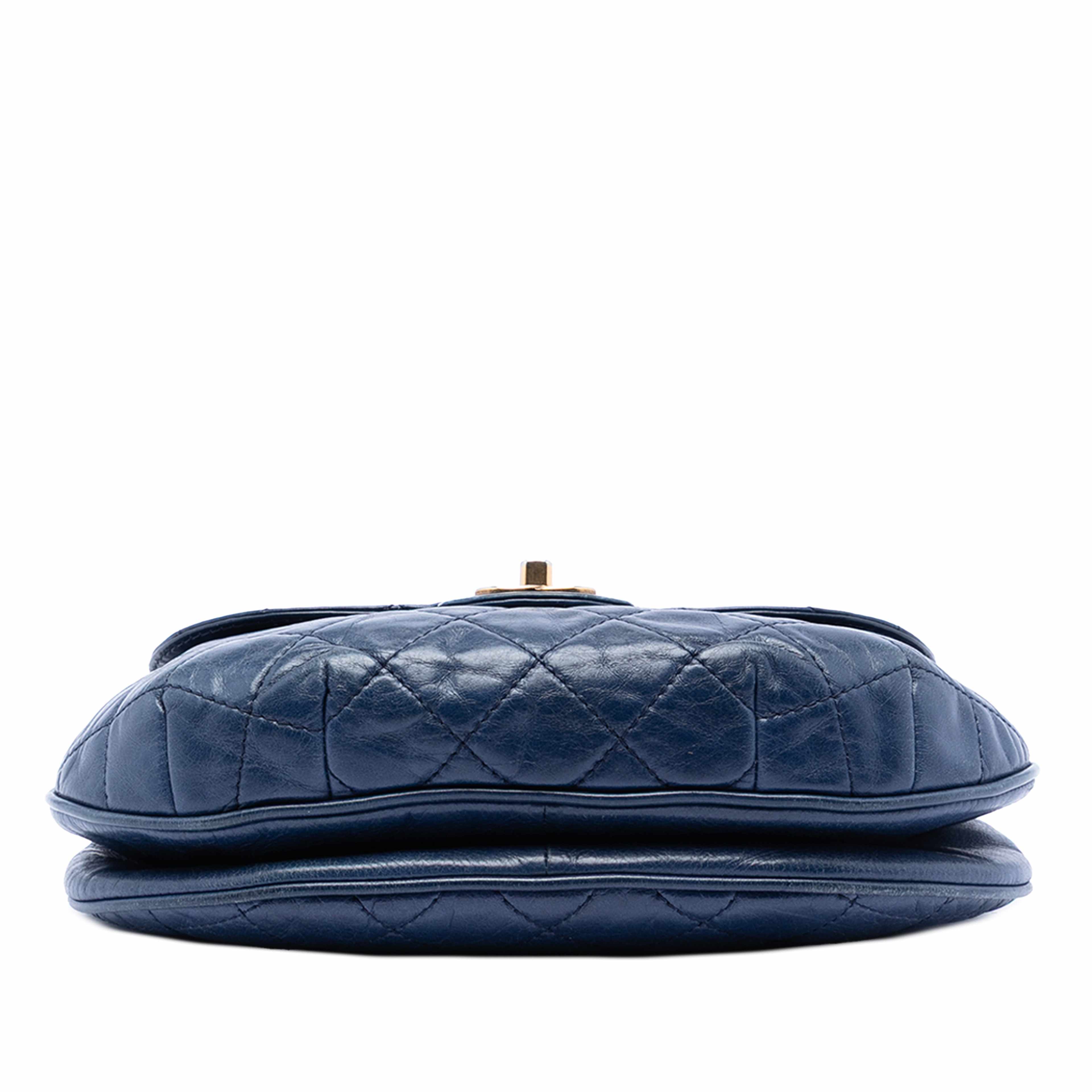 Chanel Medium Quilted Aged Calfskin Bubble Cc Flap, från Luxclusif, i färgen blue. Klicka för att öppna bilden i stort format