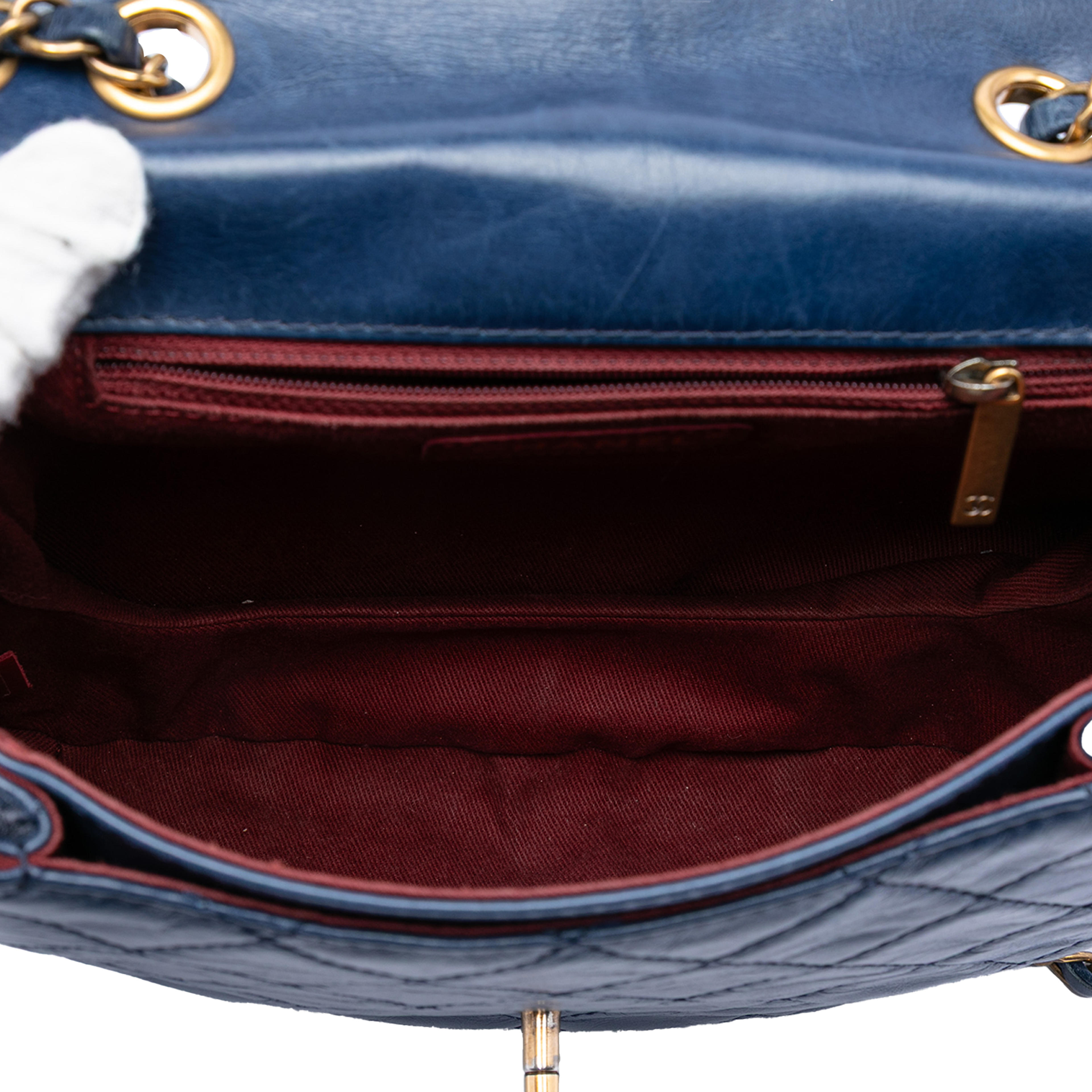 Chanel Medium Quilted Aged Calfskin Bubble Cc Flap, från Luxclusif, i färgen blue. Klicka för att öppna bilden i stort format