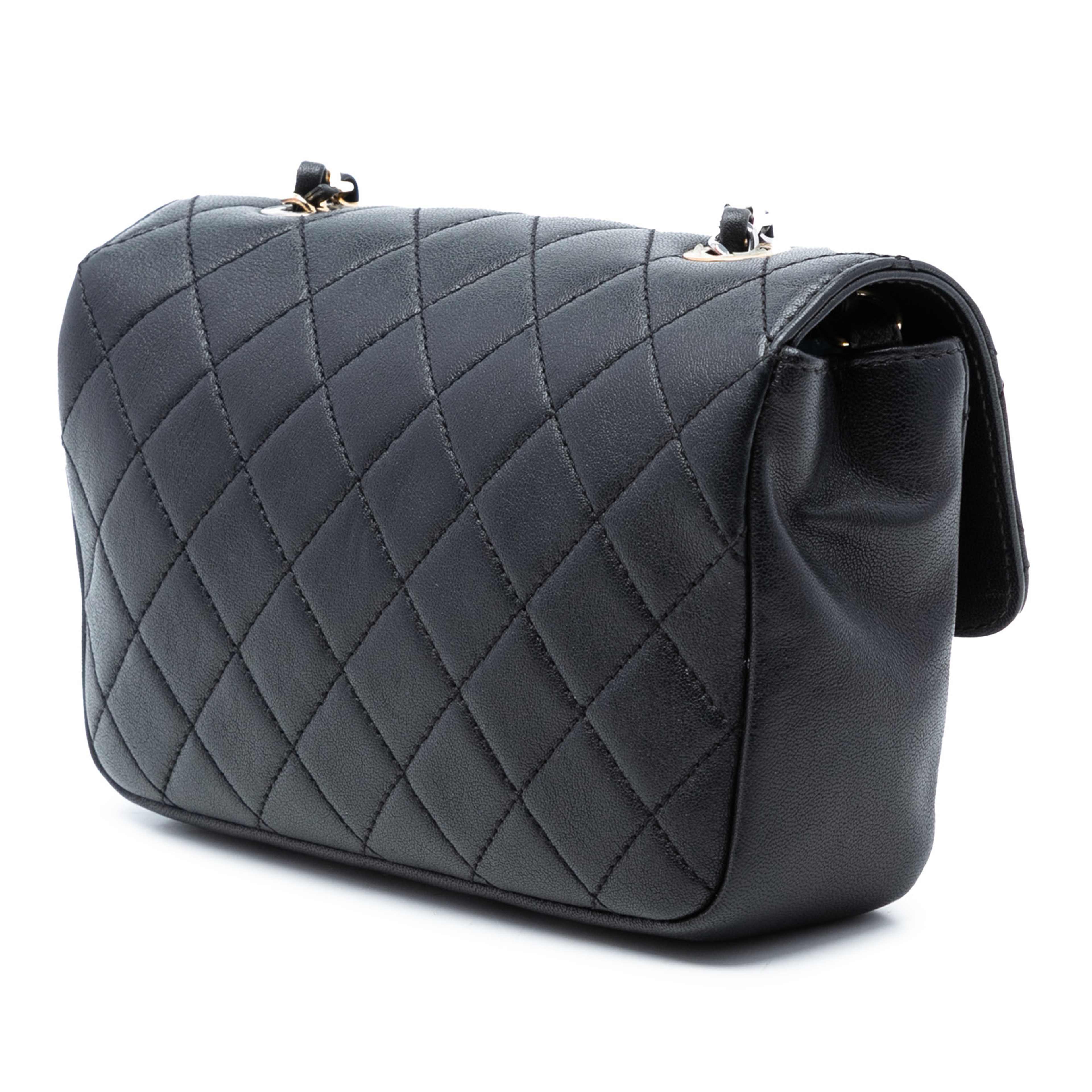 Chanel Quilted Lambskin Turn And Lock Flap, från Luxclusif, i färgen svart. Klicka för att öppna bilden i stort format