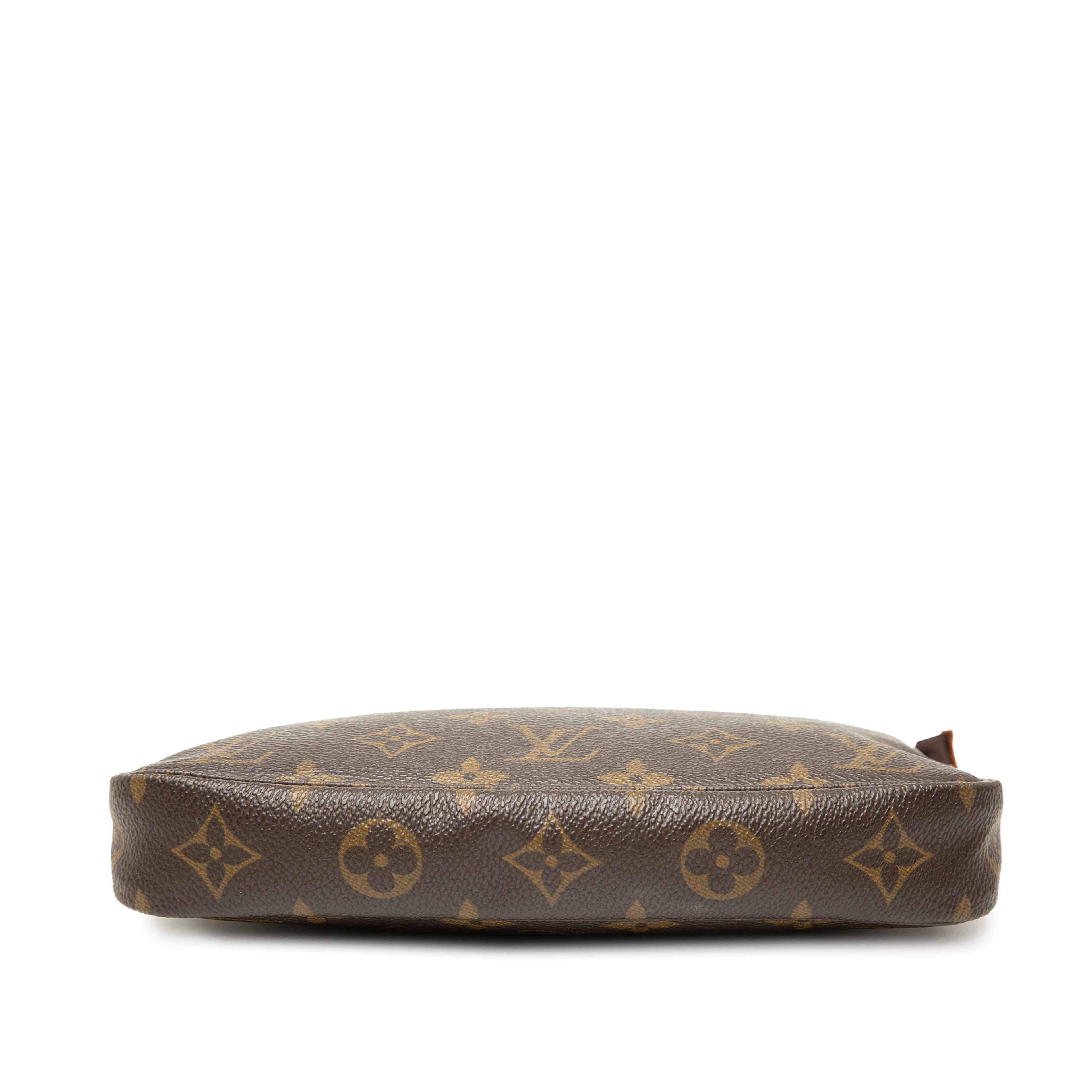 Louis Vuitton Monogram Pochette Accessoires, från Luxclusif, i färgen brun. Klicka för att öppna bilden i stort format