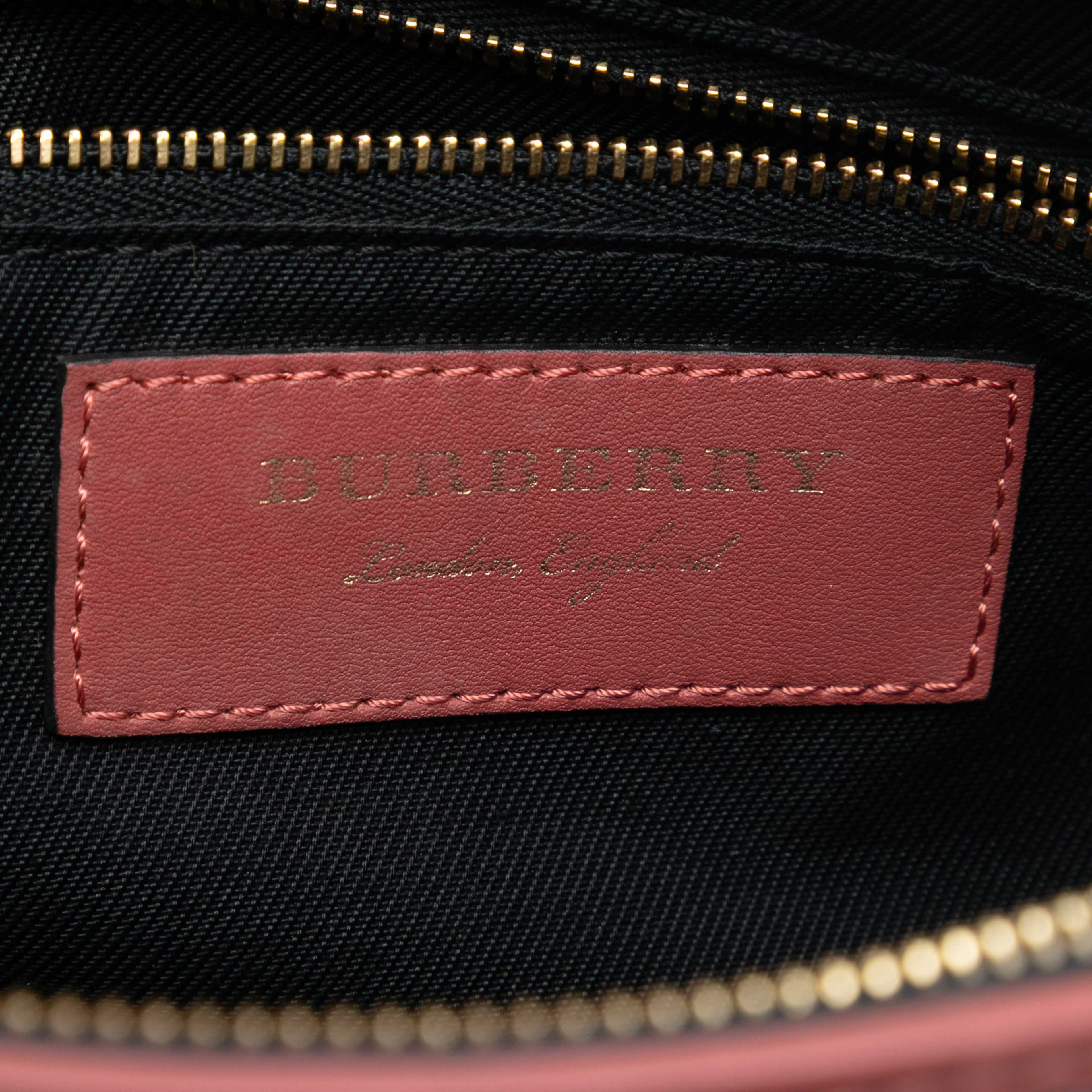 Burberry Small Horseferry Check Coated Canvas Chichester Crossbody, från Luxclusif, i färgen beige. Klicka för att öppna bilden i stort format