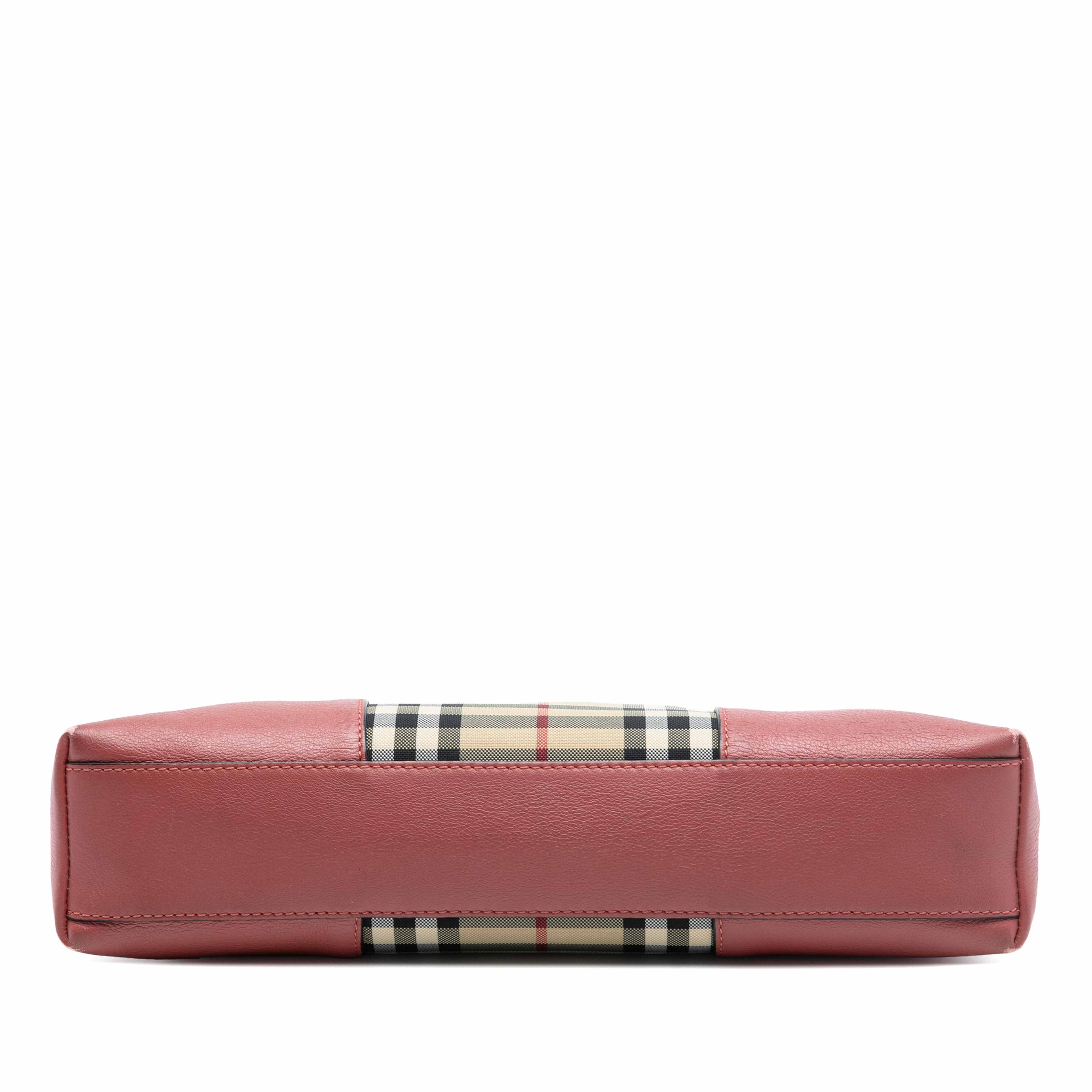 Burberry Small Horseferry Check Coated Canvas Chichester Crossbody, från Luxclusif, i färgen beige. Klicka för att öppna bilden i stort format