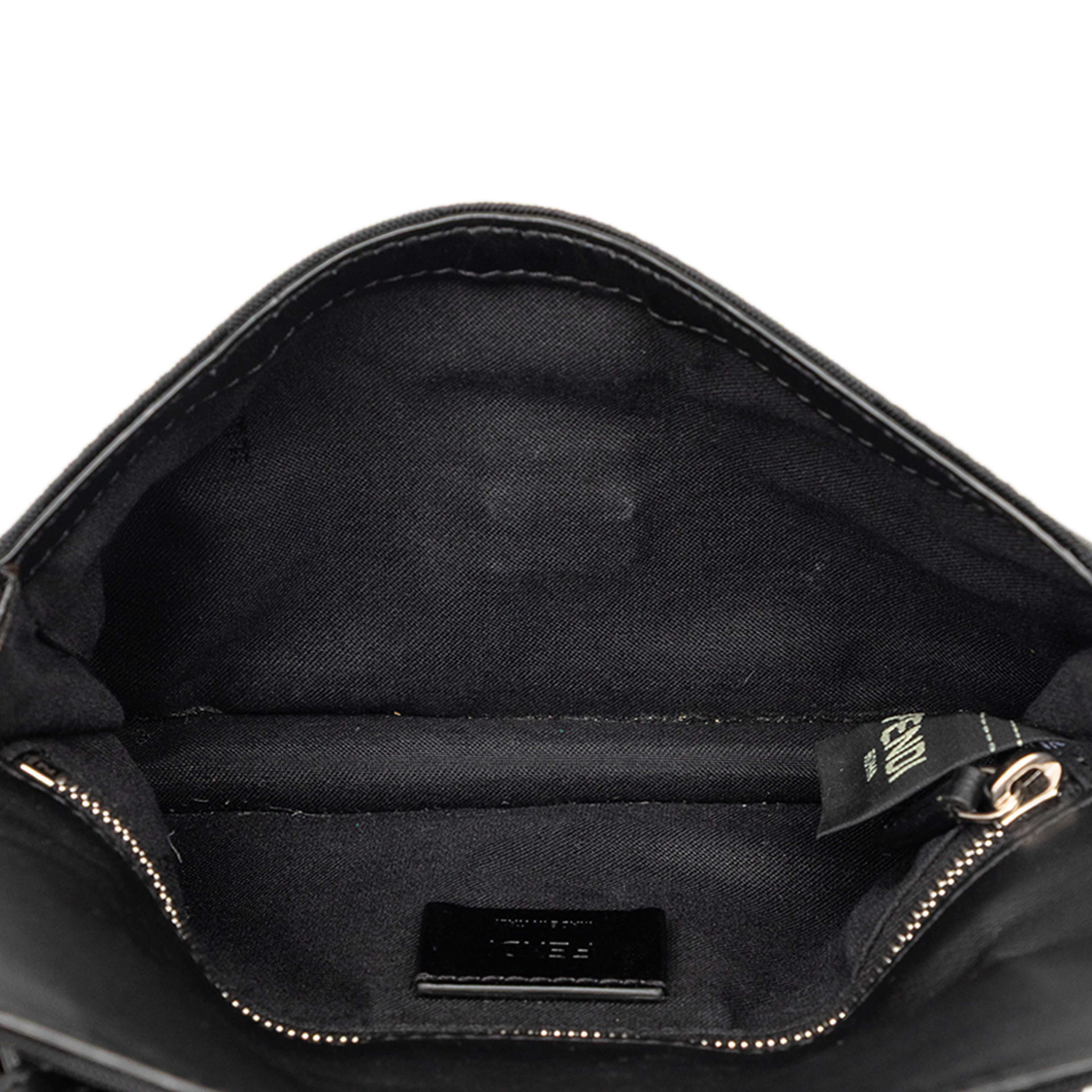 Fendi Pequin Nylon Convertible Baguette Pouch, från Luxclusif, i färgen black. Klicka för att öppna bilden i stort format