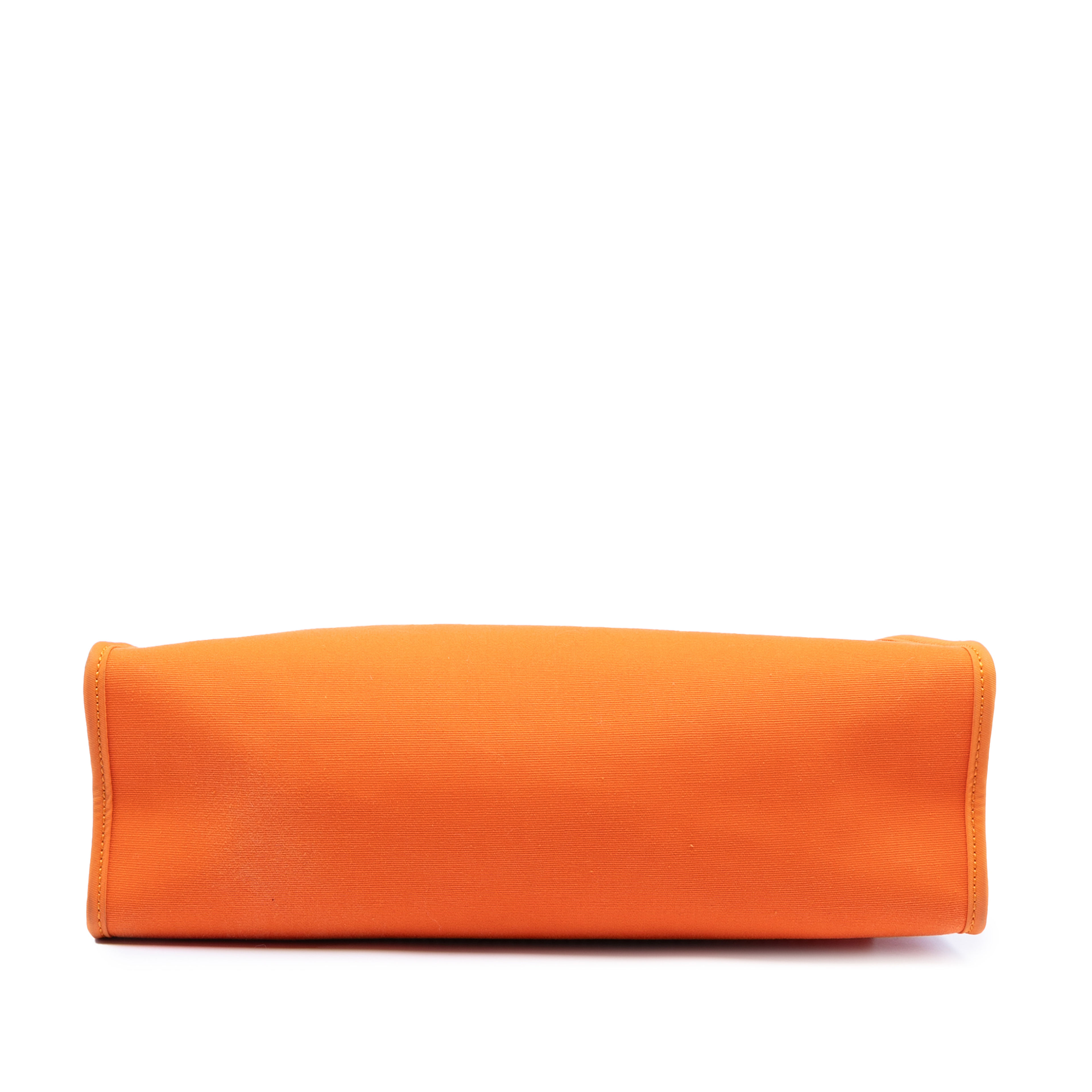 Hermès Toile Herbag Zip 31, från Luxclusif, i färgen orange. Klicka för att öppna bilden i stort format