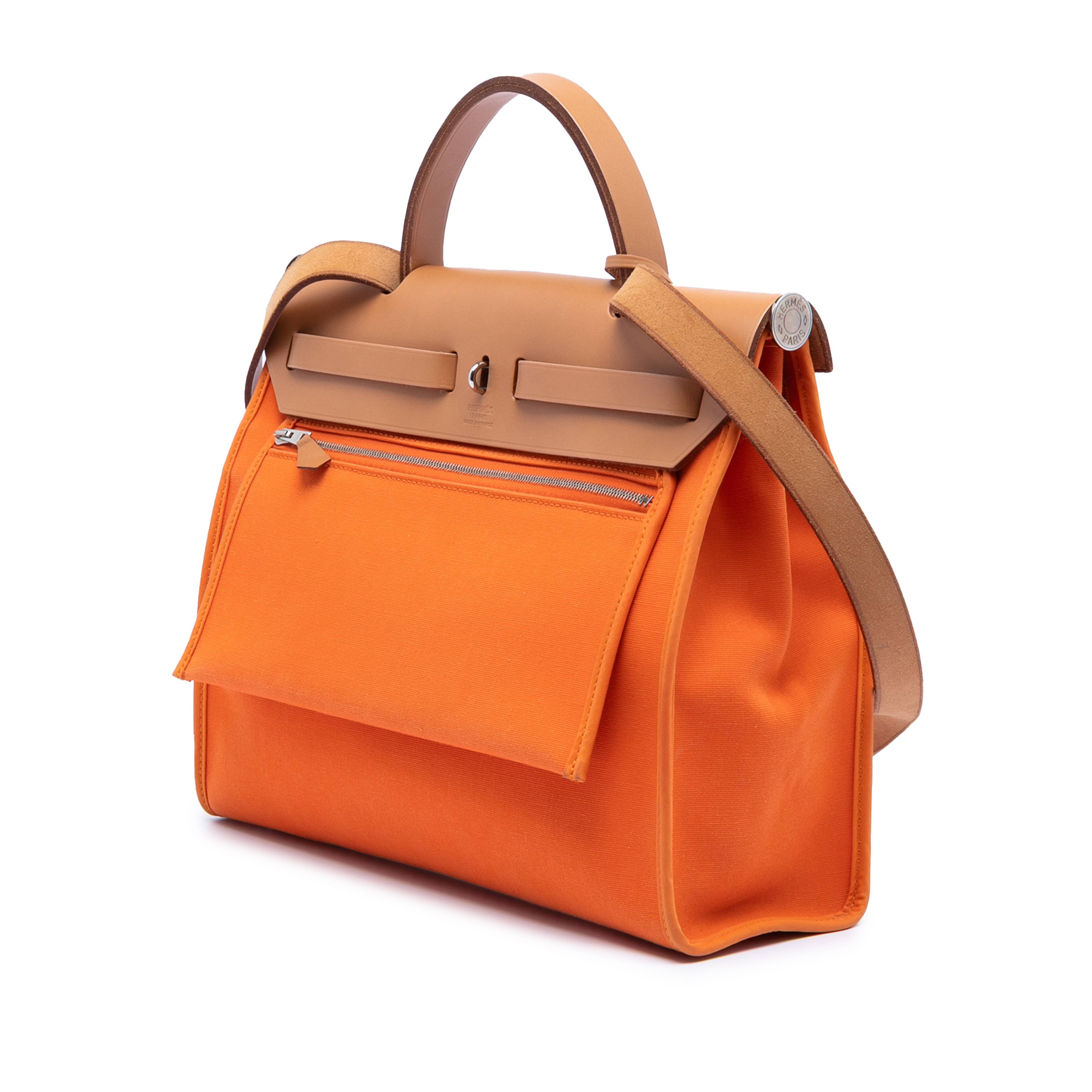 Hermès Toile Herbag Zip 31, från Luxclusif, i färgen orange. Klicka för att öppna bilden i stort format