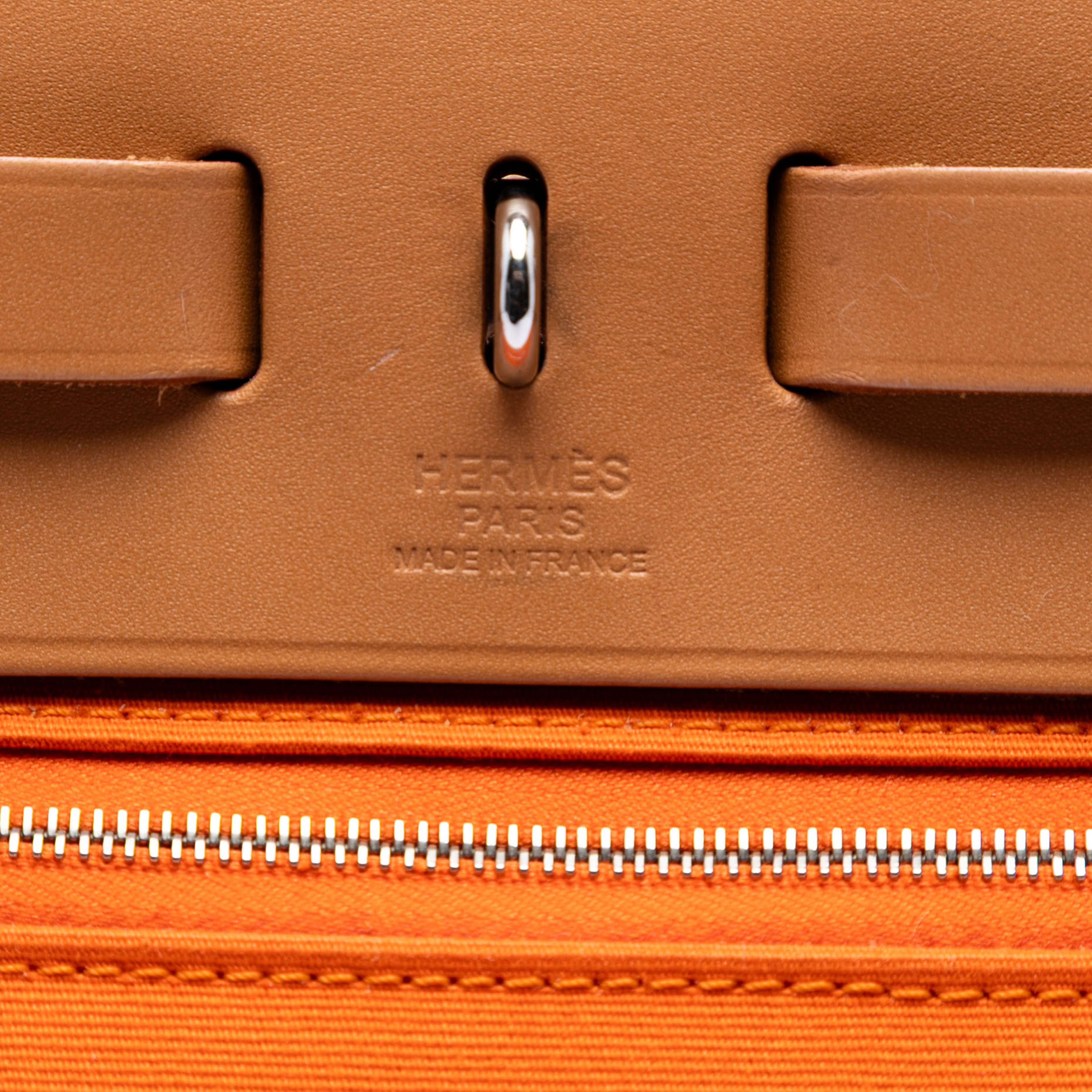 Hermès Toile Herbag Zip 31, från Luxclusif, i färgen orange. Klicka för att öppna bilden i stort format