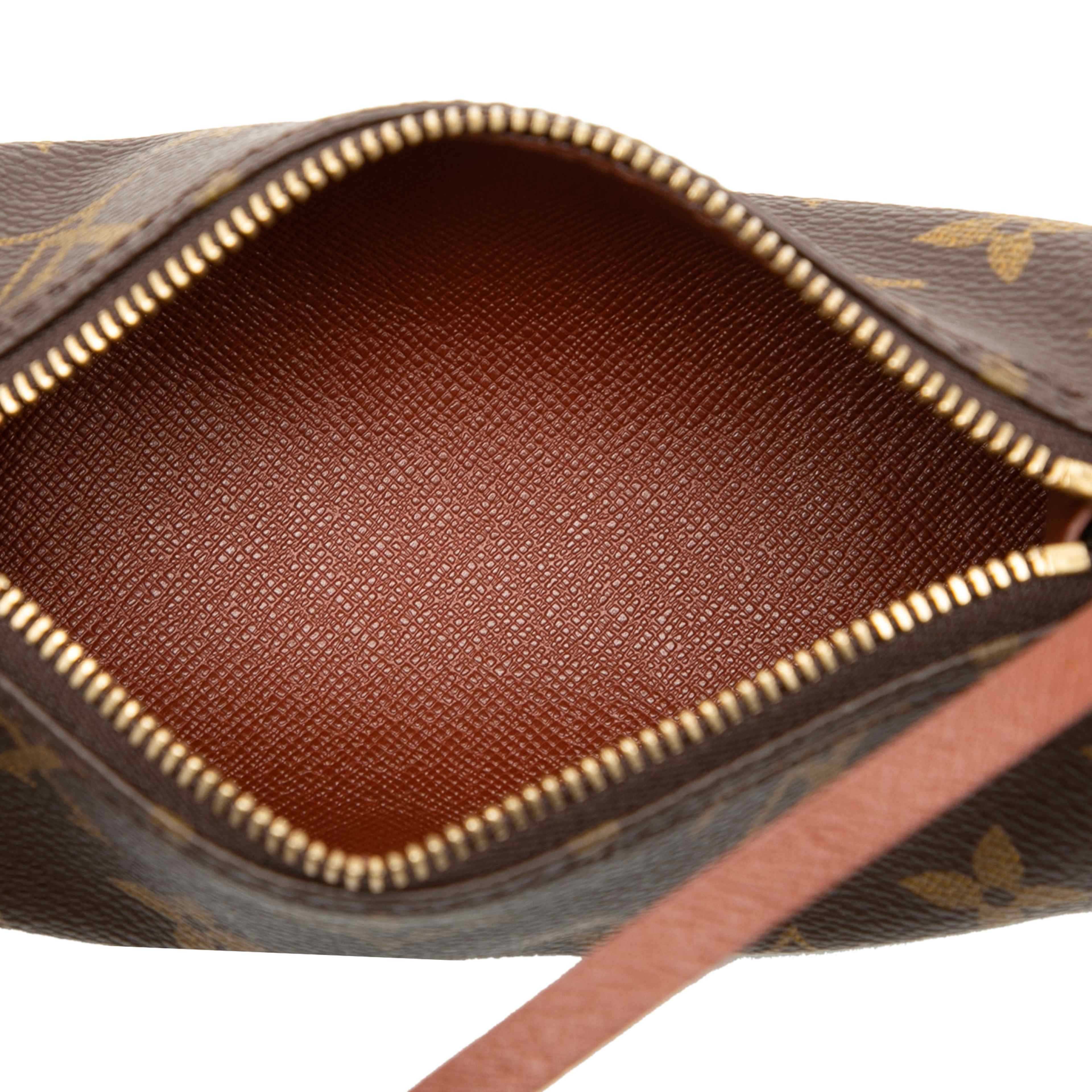 Louis Vuitton Monogram Papillon Pochette, från Luxclusif, i färgen brown. Klicka för att öppna bilden i stort format