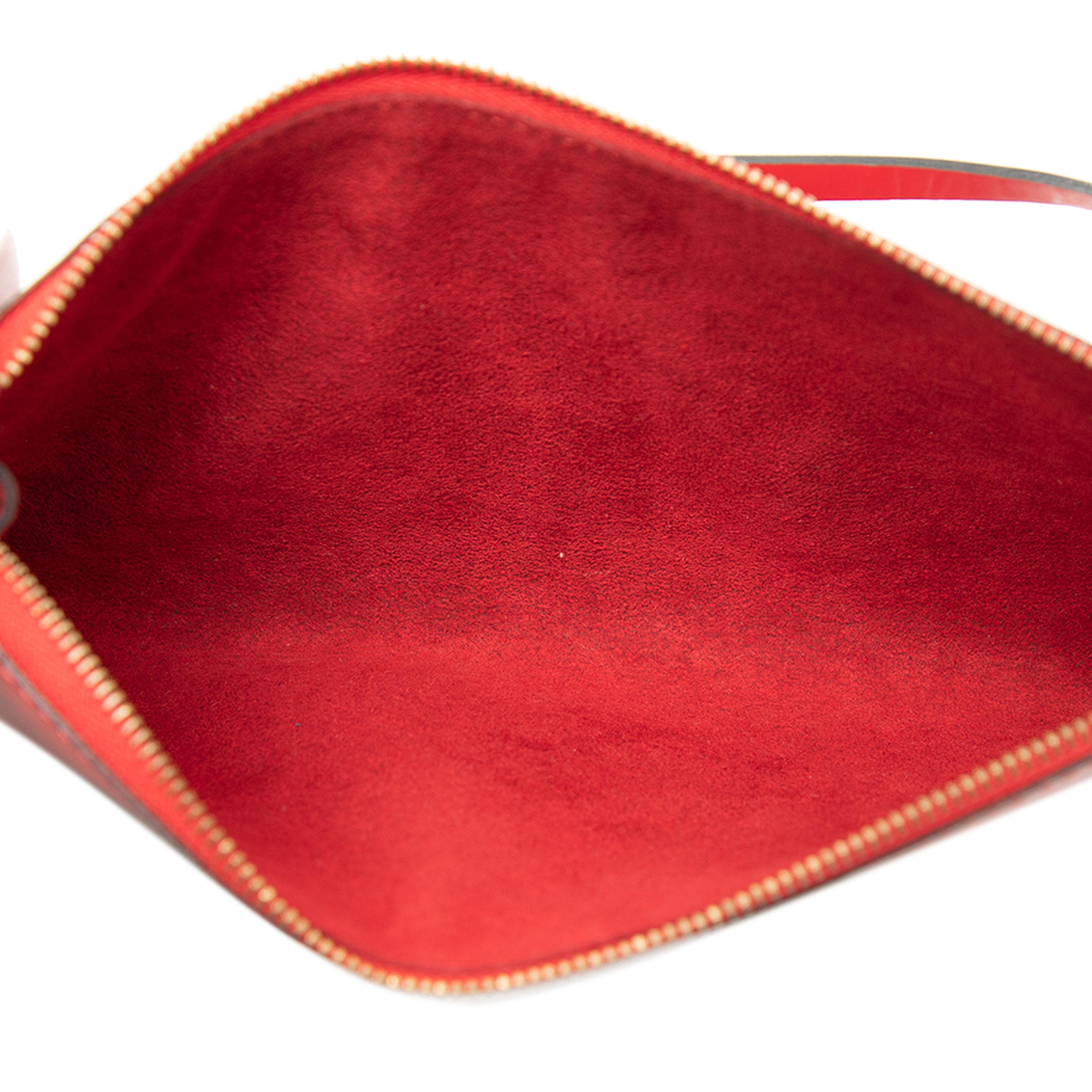 Louis Vuitton Epi Pochette Accessoires, från Luxclusif, i färgen red. Klicka för att öppna bilden i stort format