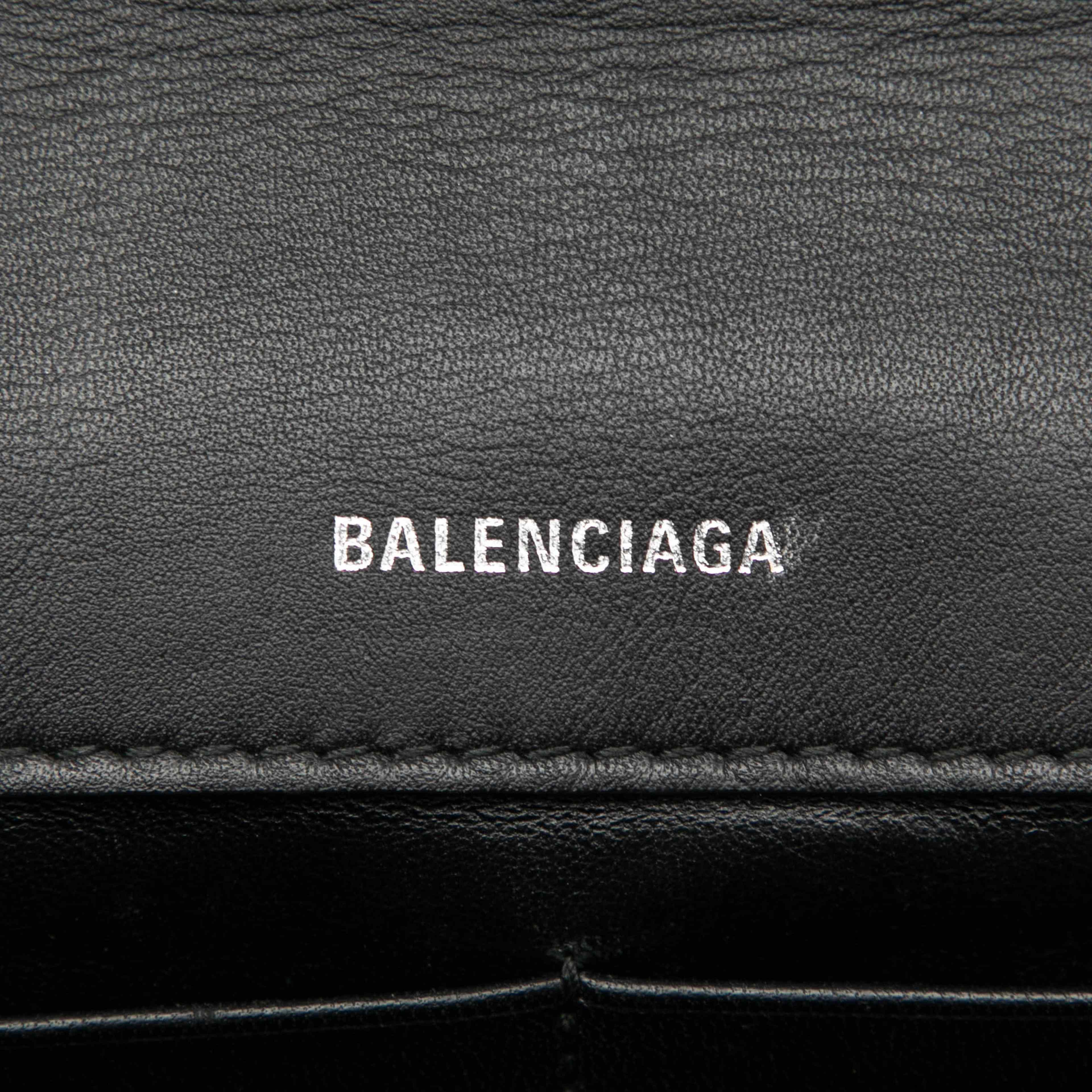 Balenciaga Embossed Leather Allover Logo Bb Wallet On Chain, från Luxclusif, i färgen black. Klicka för att öppna bilden i stort format