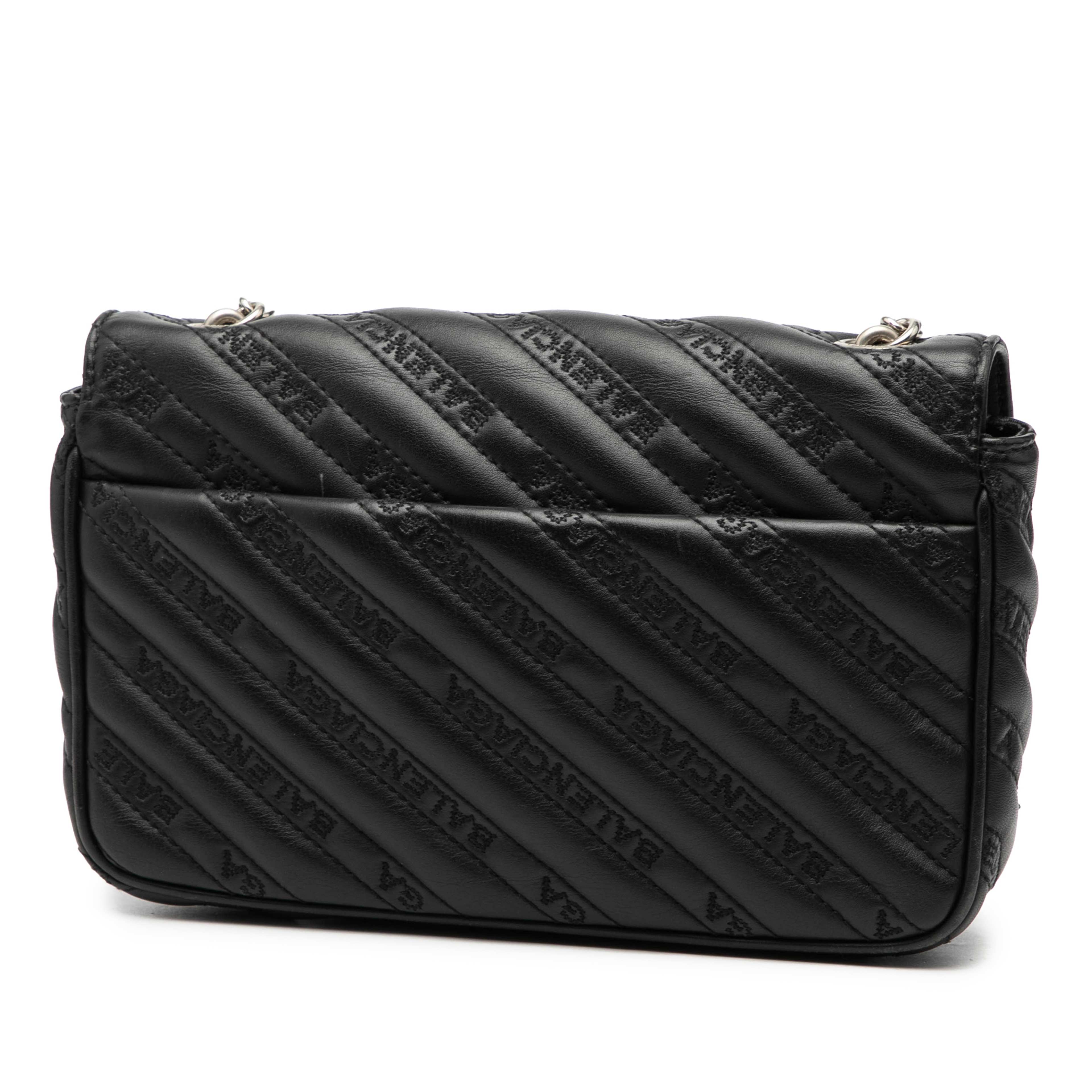 Balenciaga Embossed Leather Allover Logo Bb Wallet On Chain, från Luxclusif, i färgen svart. Klicka för att öppna bilden i stort format