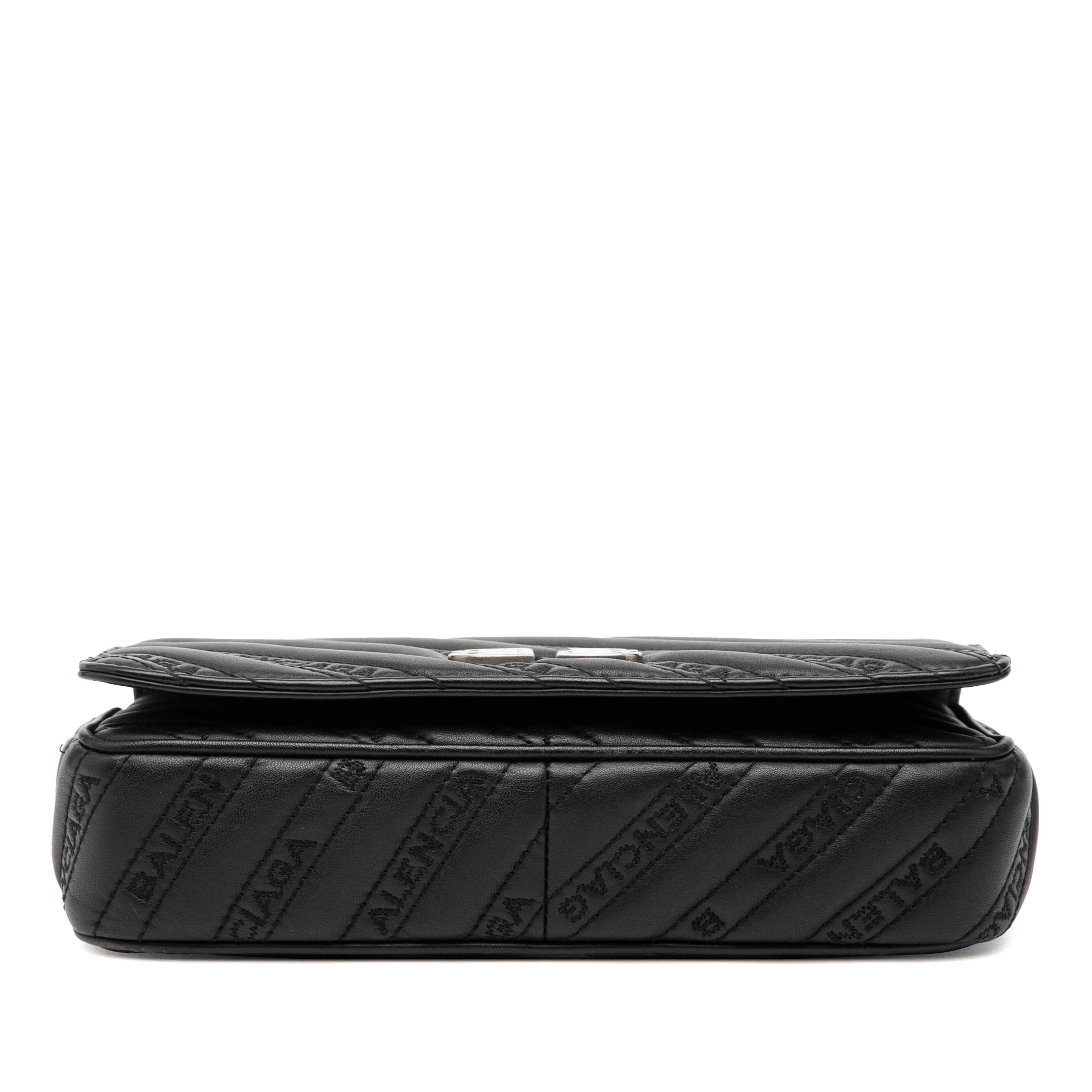Balenciaga Embossed Leather Allover Logo Bb Wallet On Chain, från Luxclusif, i färgen svart. Klicka för att öppna bilden i stort format