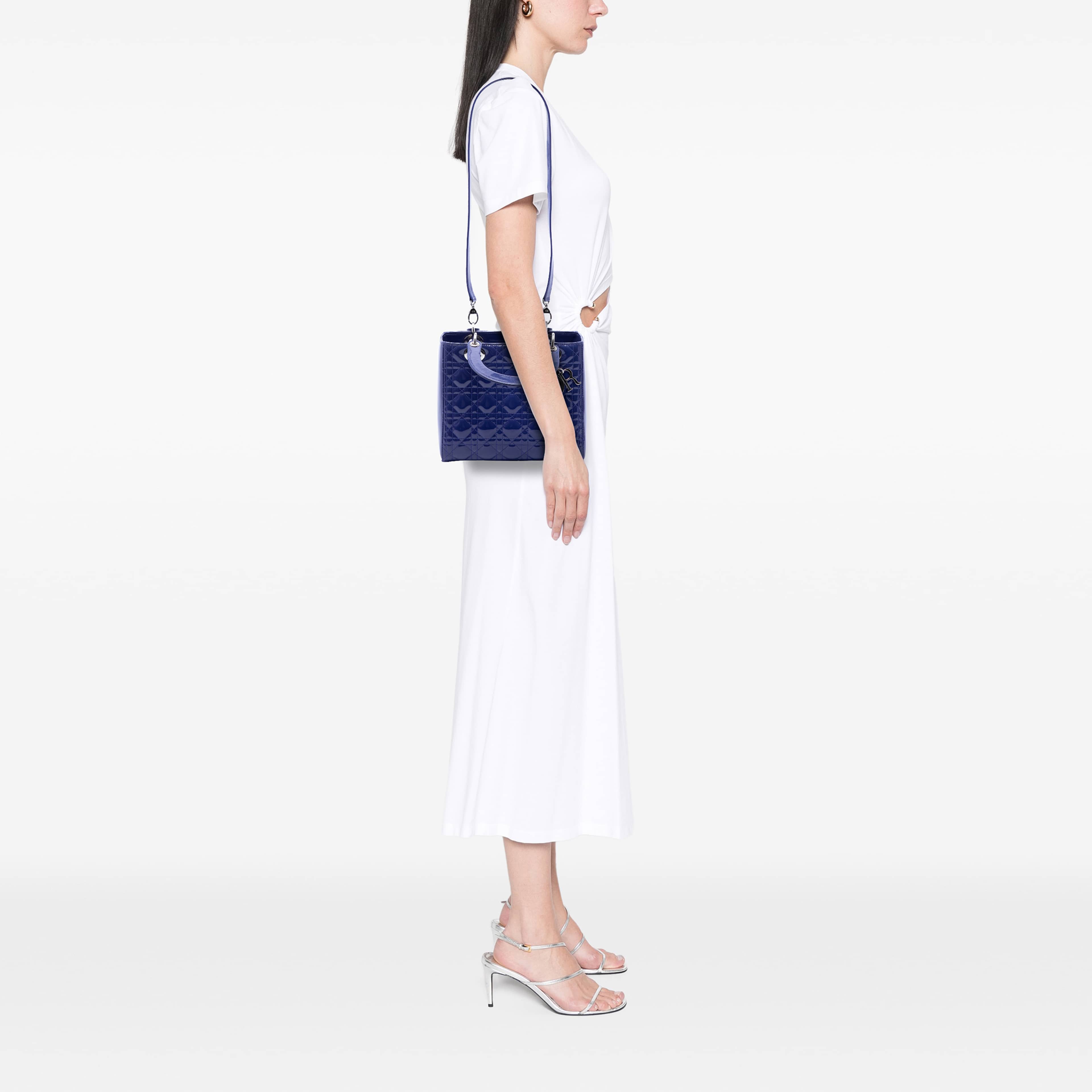 Dior Medium Patent Cannage Lady Dior, från Luxclusif, i färgen blå. Klicka för att öppna bilden i stort format