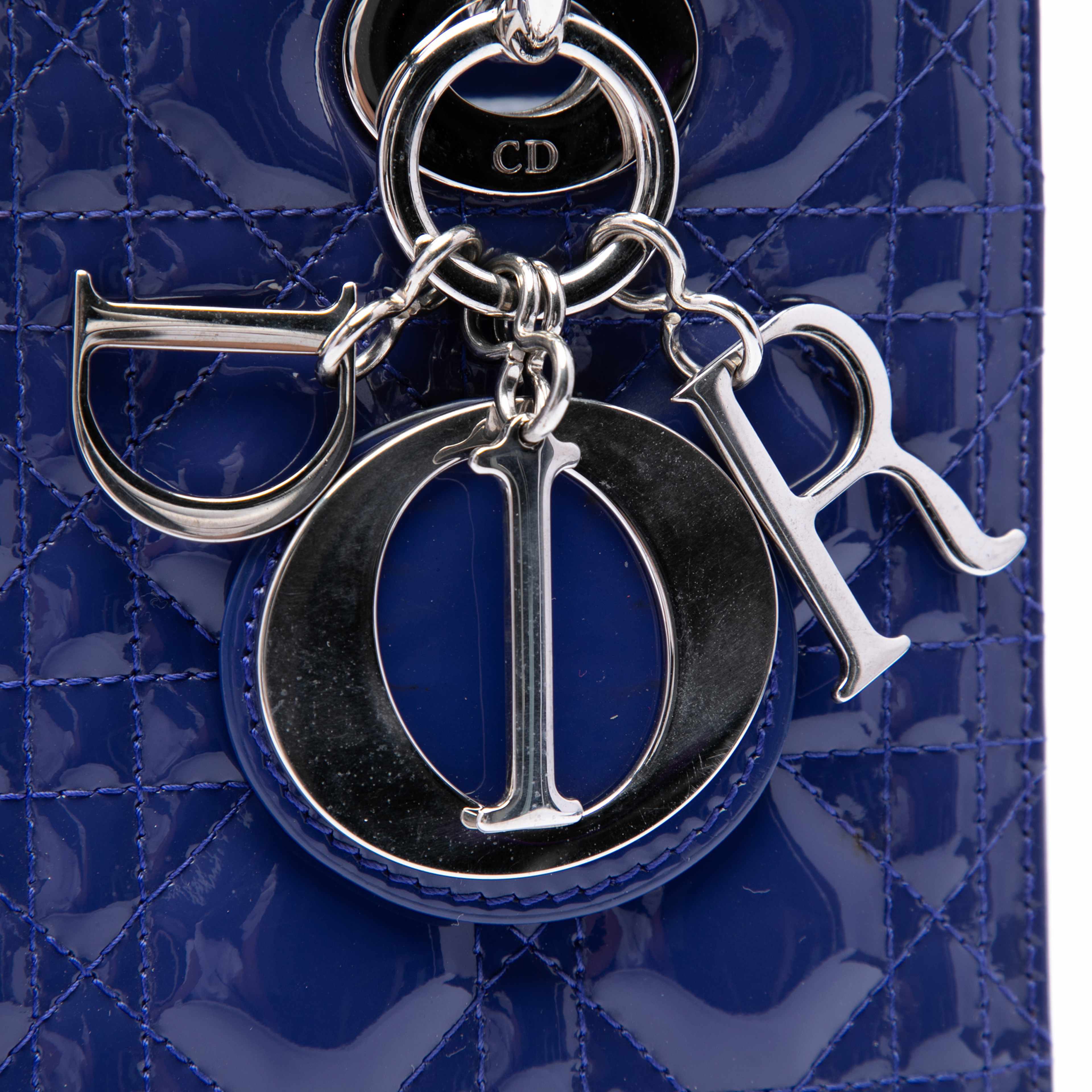 Dior Medium Patent Cannage Lady Dior, från Luxclusif, i färgen blå. Klicka för att öppna bilden i stort format