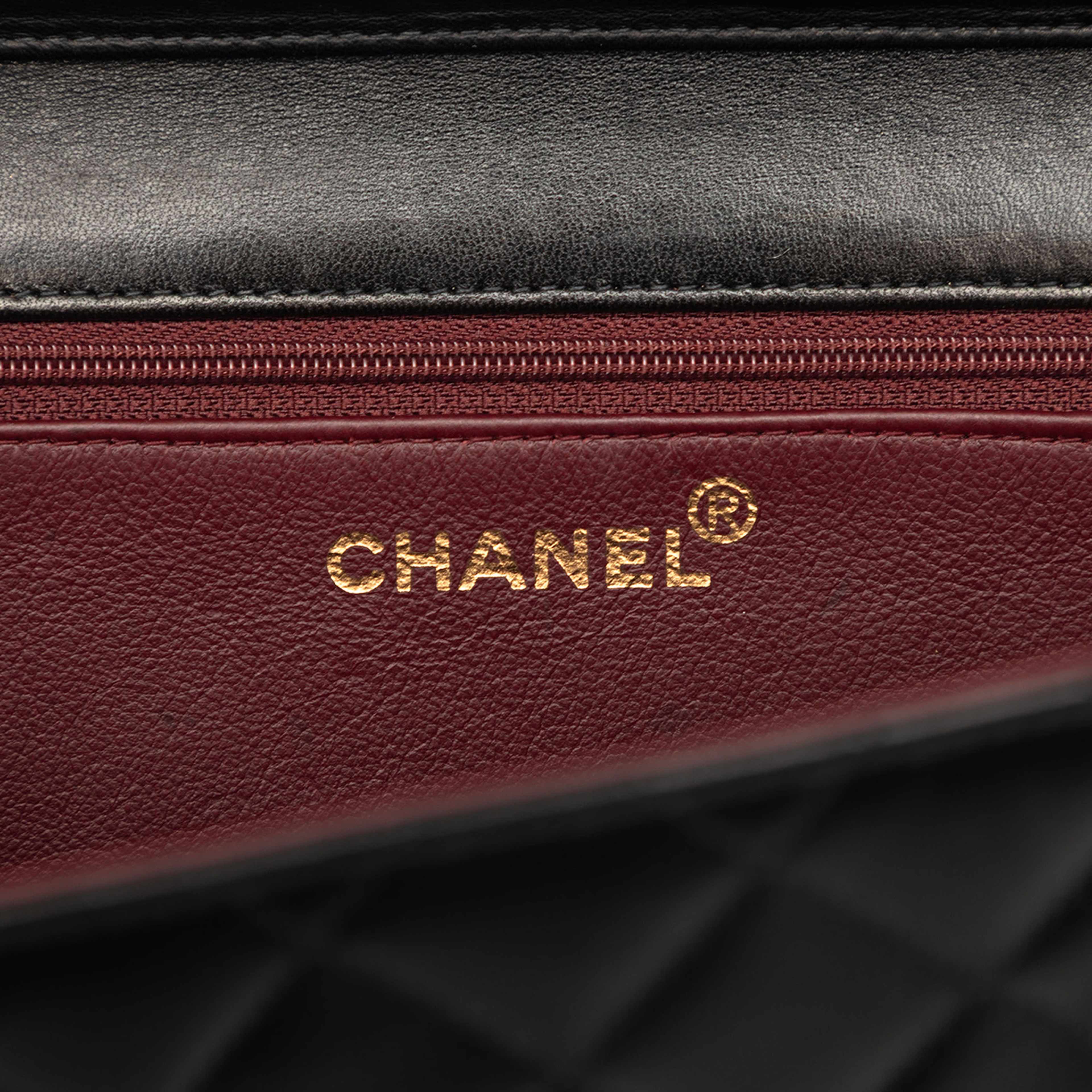 Chanel Medium Cc Quilted Lambskin Single Flap, från Luxclusif, i färgen black. Klicka för att öppna bilden i stort format