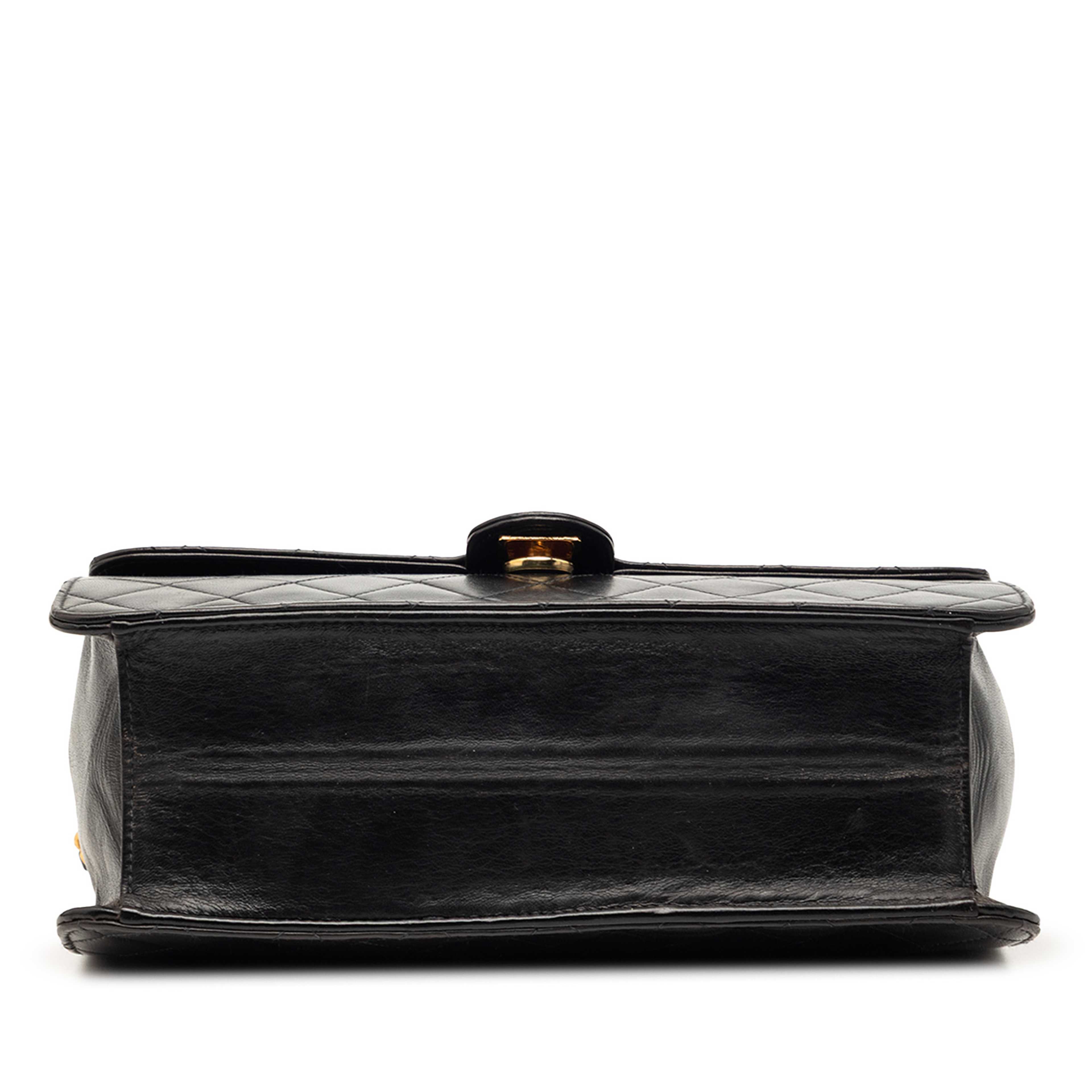Chanel Medium Cc Quilted Lambskin Single Flap, från Luxclusif, i färgen black. Klicka för att öppna bilden i stort format