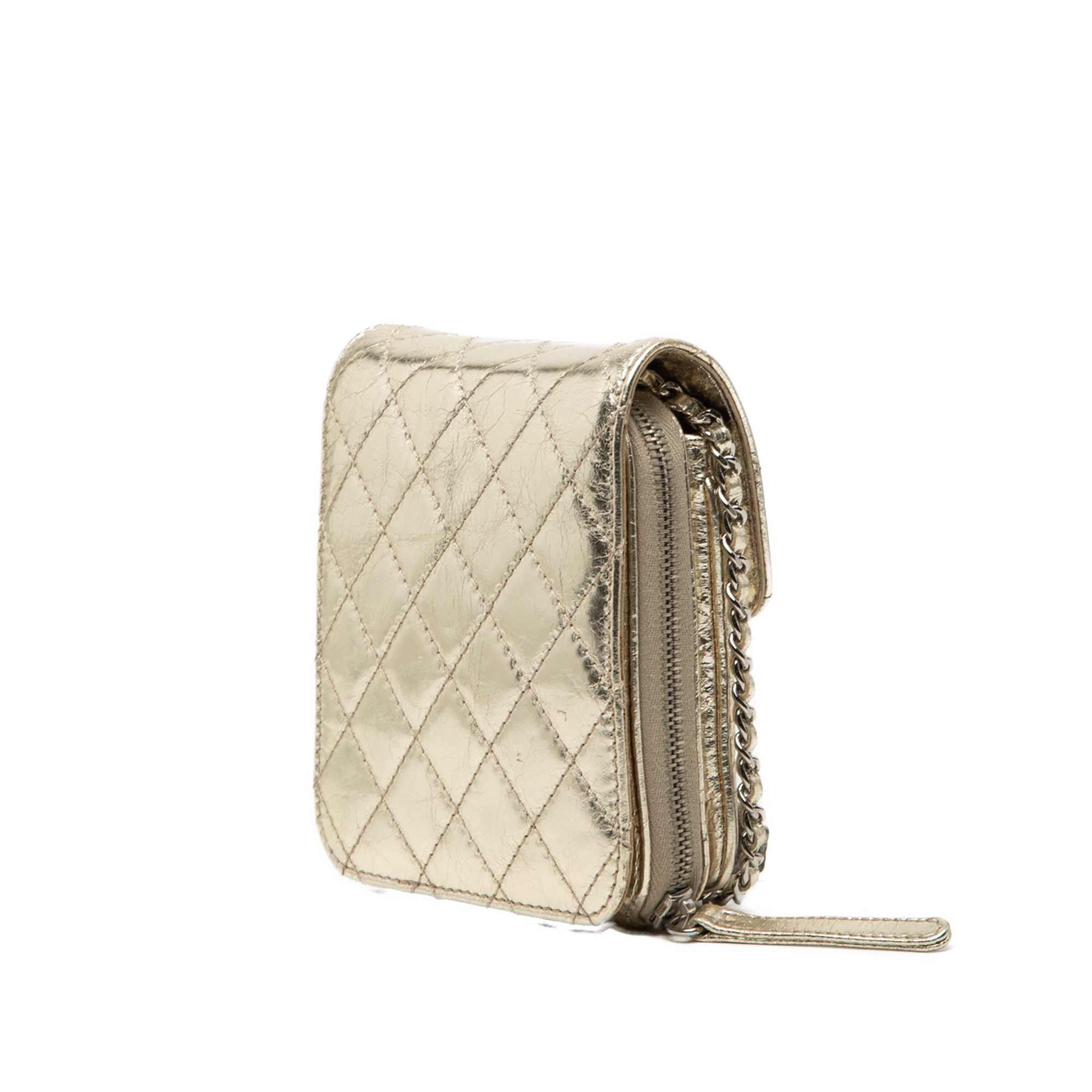Chanel Quilted Metallic Aged Calfskin Clams Wallet On Chain, från Luxclusif, i färgen light gold. Klicka för att öppna bilden i stort format