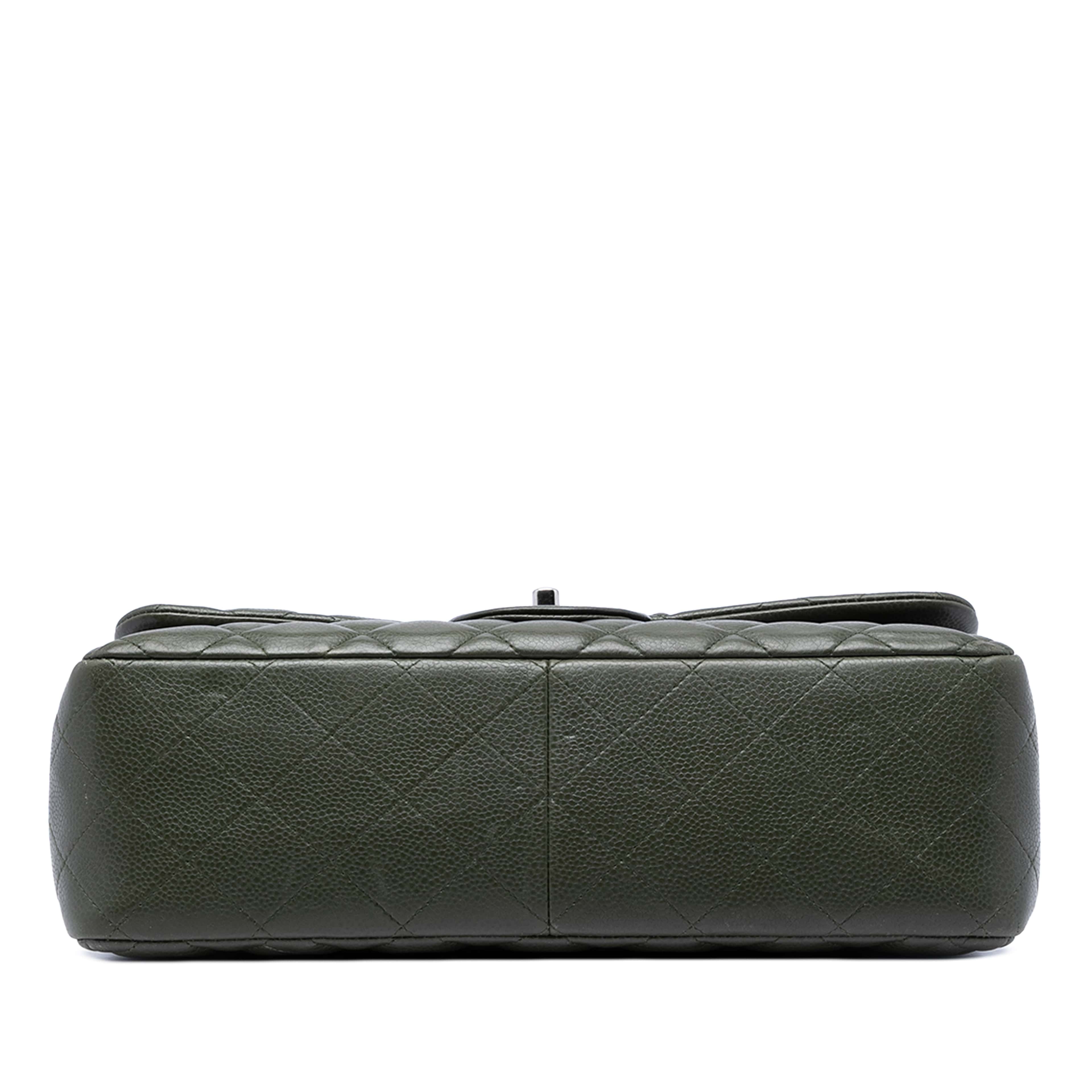 Chanel Jumbo Classic Caviar Double Flap, från Luxclusif, i färgen olive green. Klicka för att öppna bilden i stort format