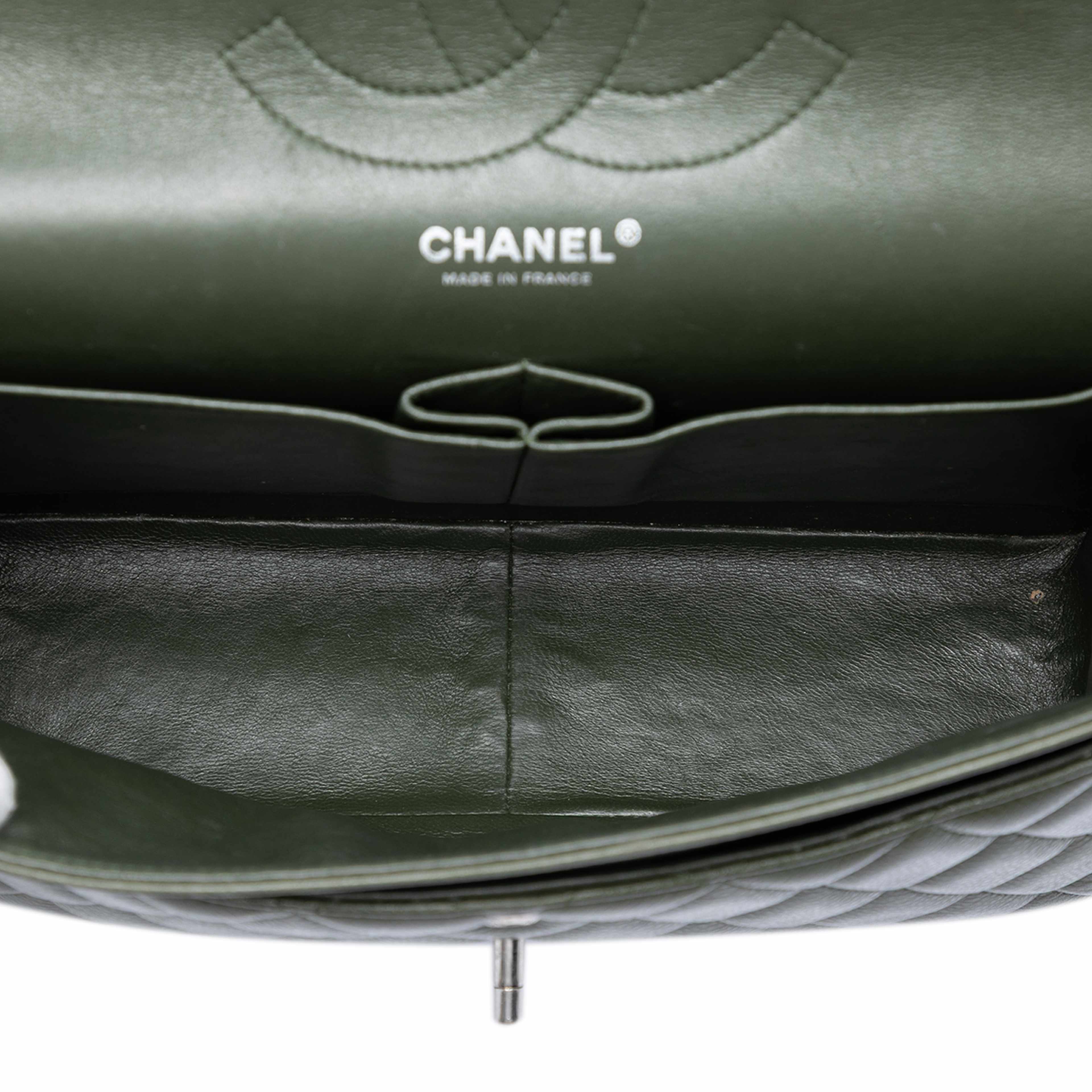 Chanel Jumbo Classic Caviar Double Flap, från Luxclusif, i färgen olive green. Klicka för att öppna bilden i stort format