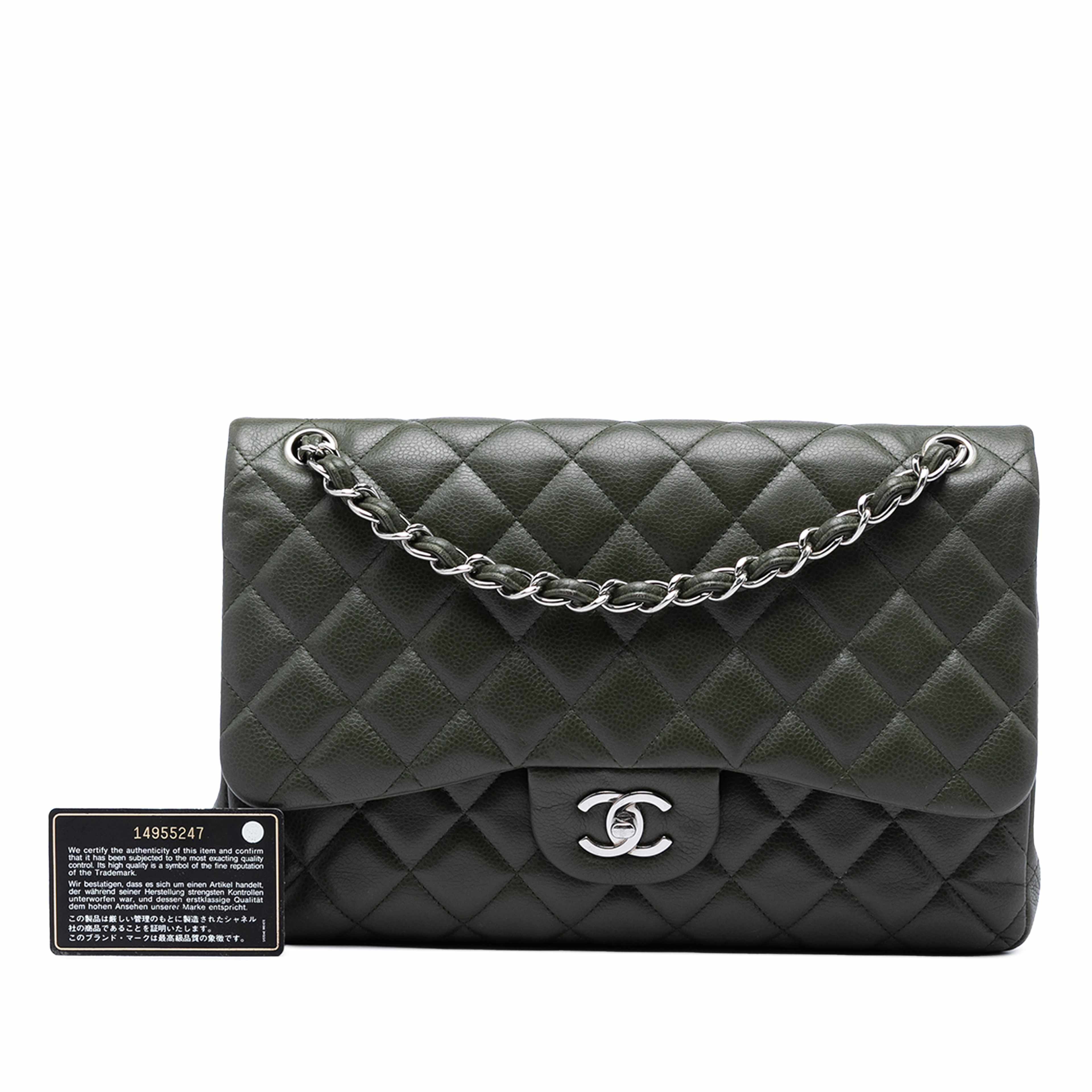 Chanel Jumbo Classic Caviar Double Flap, från Luxclusif, i färgen grön. Klicka för att öppna bilden i stort format