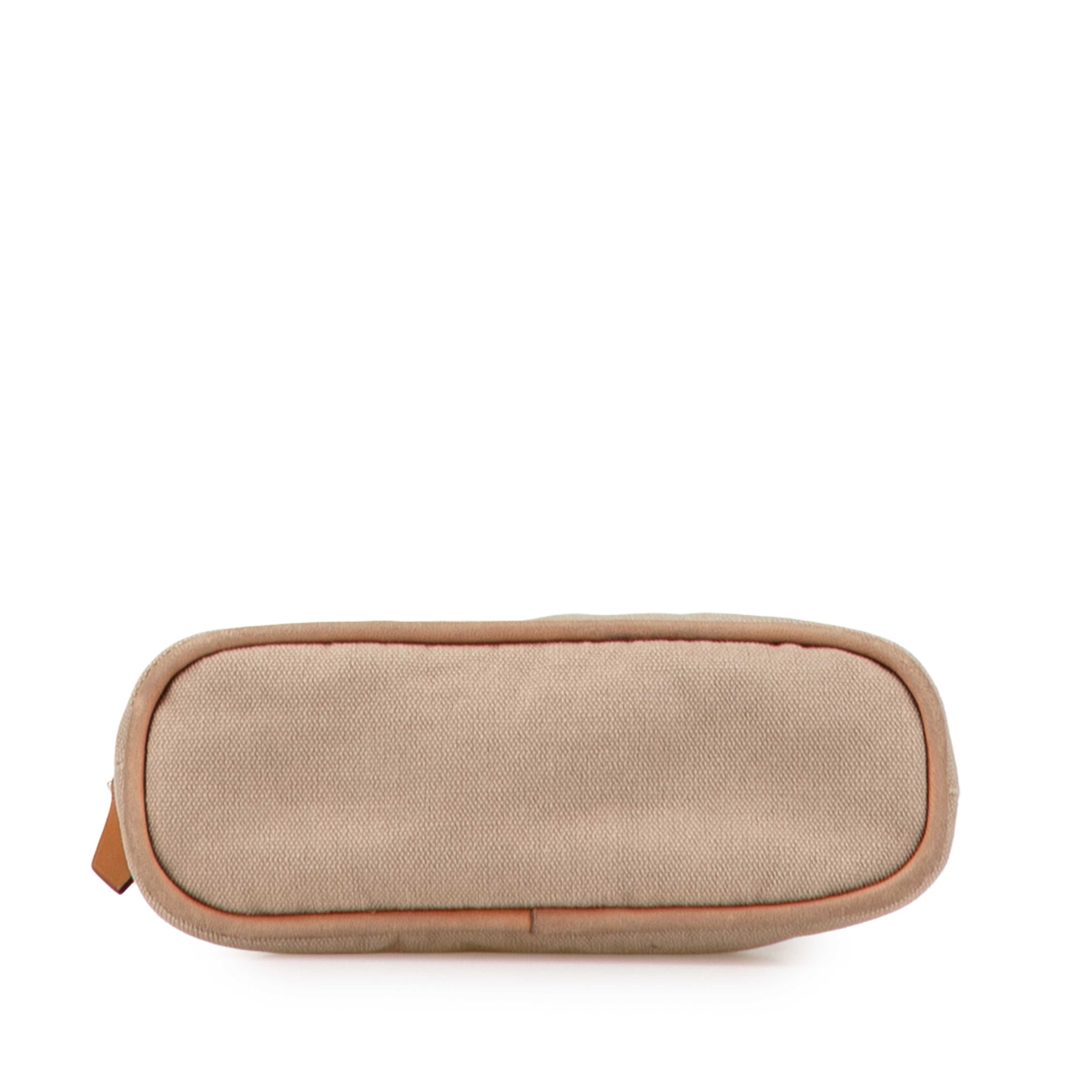 Hermès Mini Canvas Bolide Case, från Luxclusif, i färgen beige. Klicka för att öppna bilden i stort format