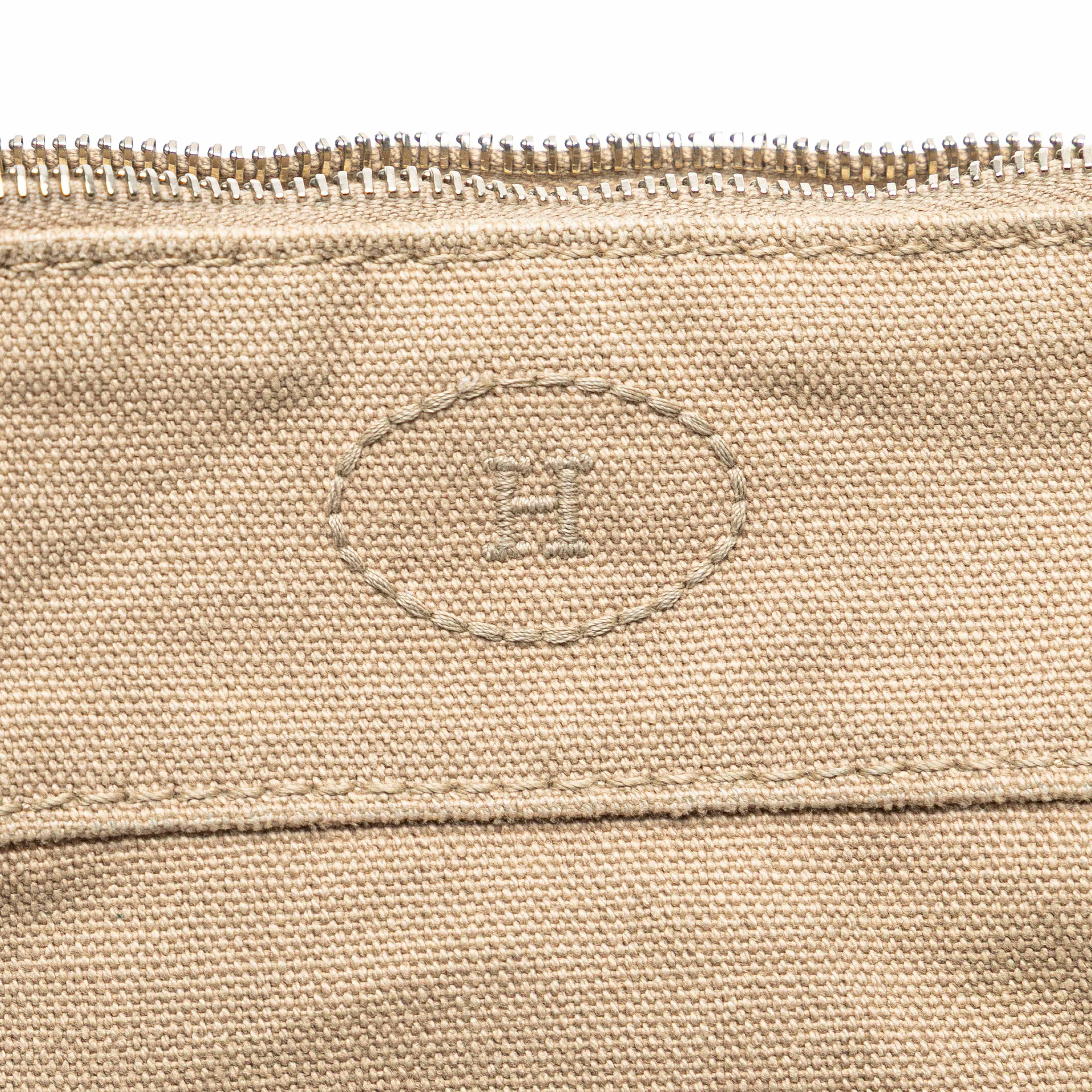 Hermès Mini Canvas Bolide Case, från Luxclusif, i färgen beige. Klicka för att öppna bilden i stort format