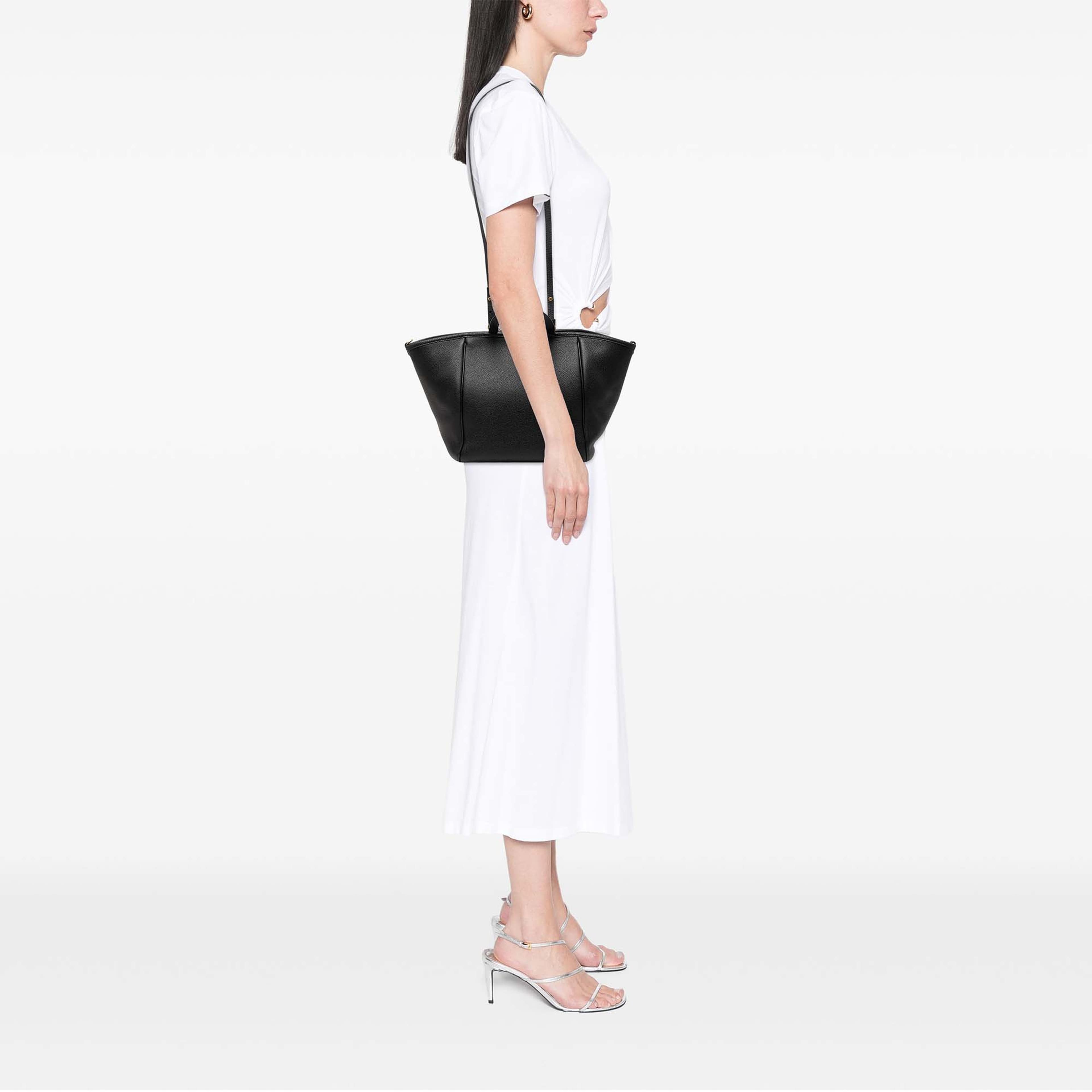 Celine Small Grained Calfskin Folded Cabas Tote, från Luxclusif, i färgen svart. Klicka för att öppna bilden i stort format