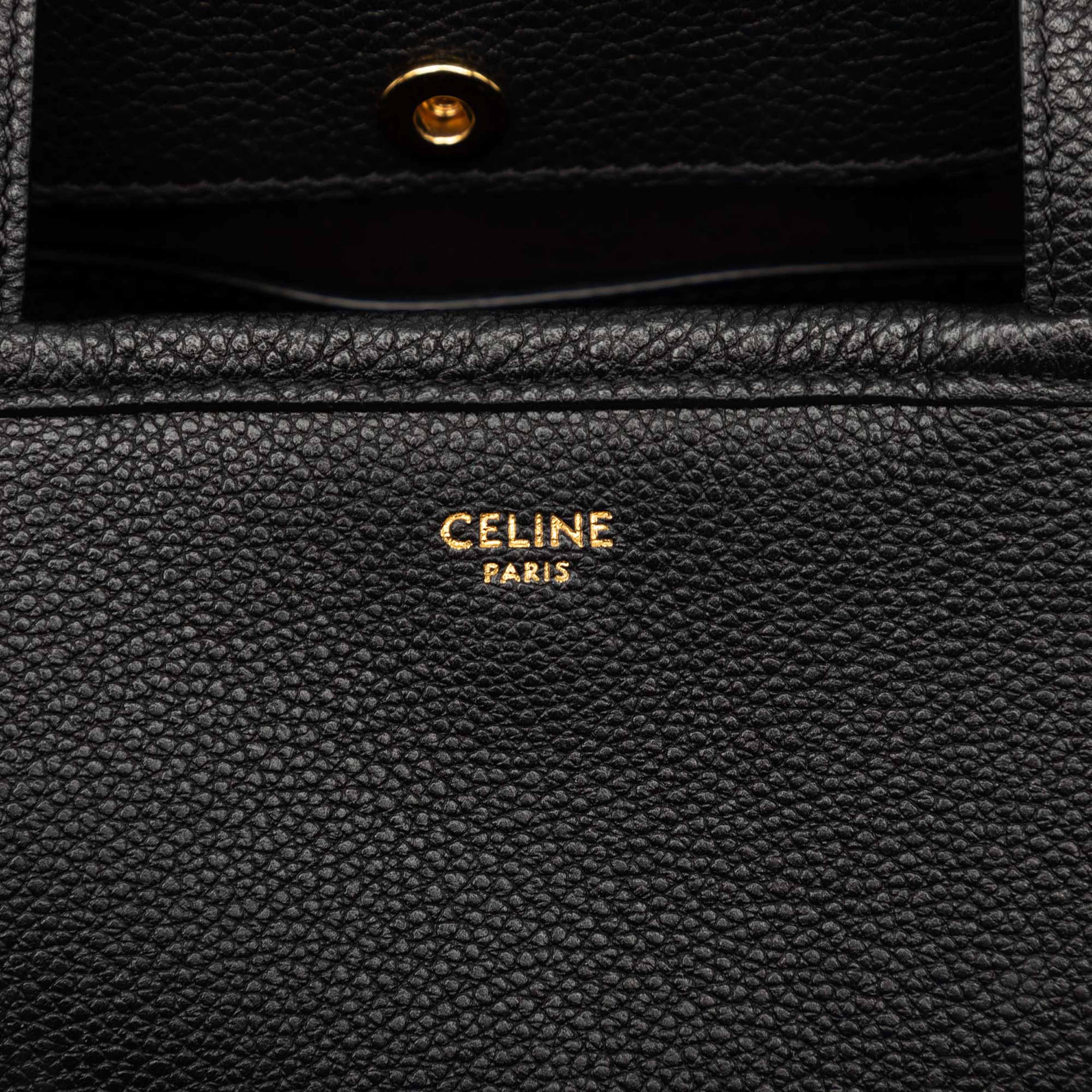 Celine Small Grained Calfskin Folded Cabas Tote, från Luxclusif, i färgen black. Klicka för att öppna bilden i stort format
