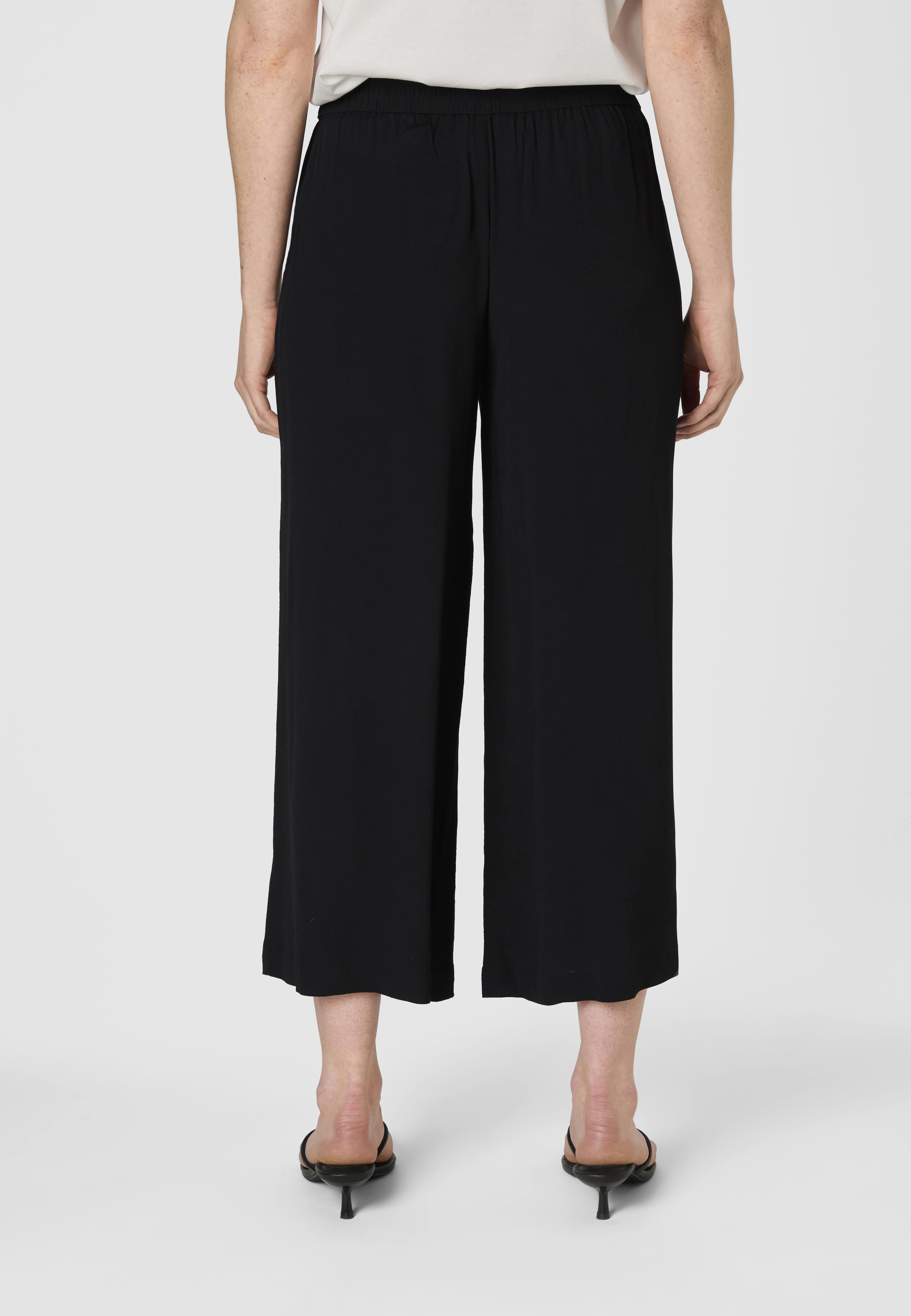 Vida viskosbyxor DIMA, från Wera, i färgen Black. Klicka för att öppna bilden i stort format