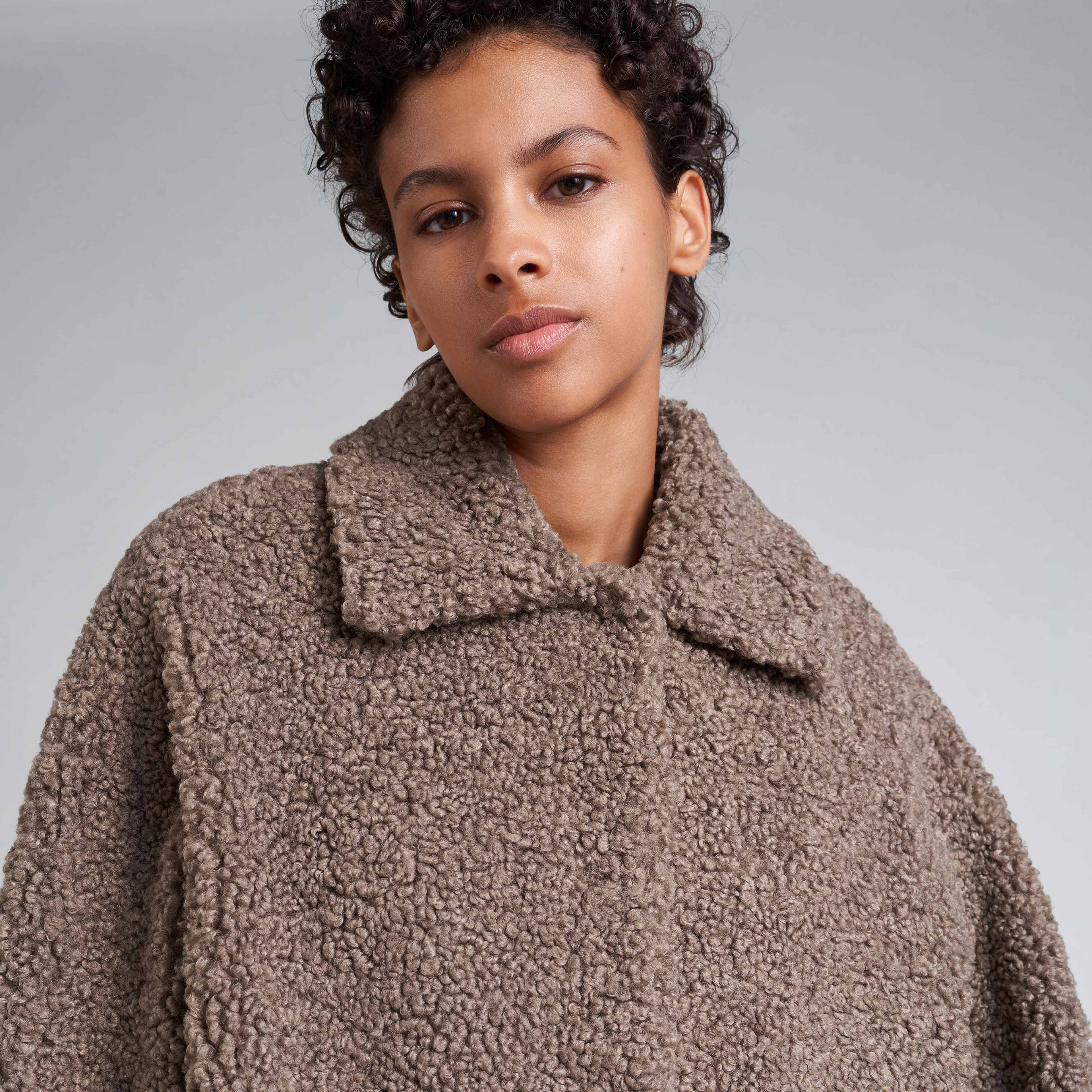 Fluffig oversize kappa LOKE, från Carin Wester, i färgen Beige. Klicka för att öppna bilden i stort format