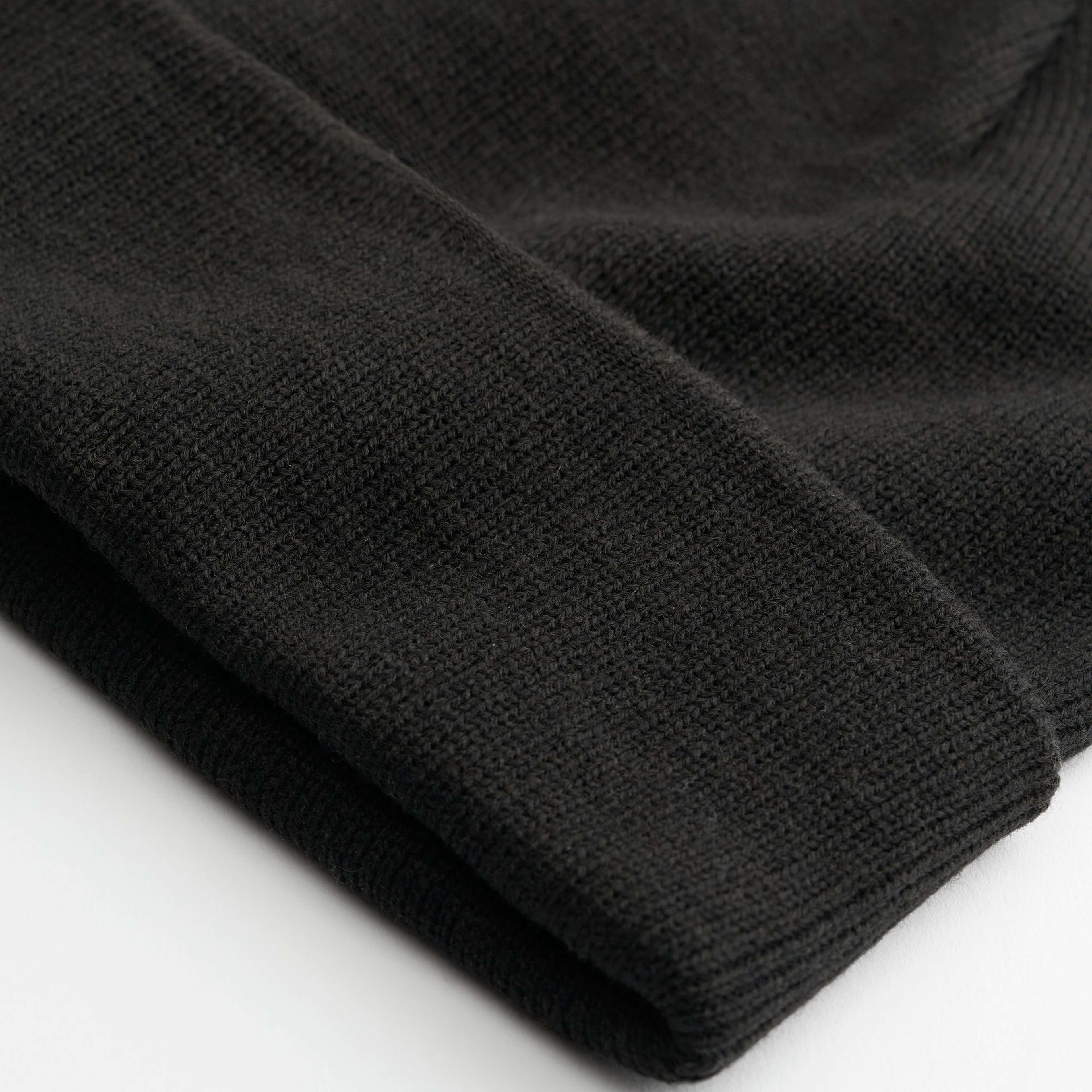 Slätstickad beanie JESSIE, från Å WOMAN, i färgen Black. Klicka för att öppna bilden i stort format