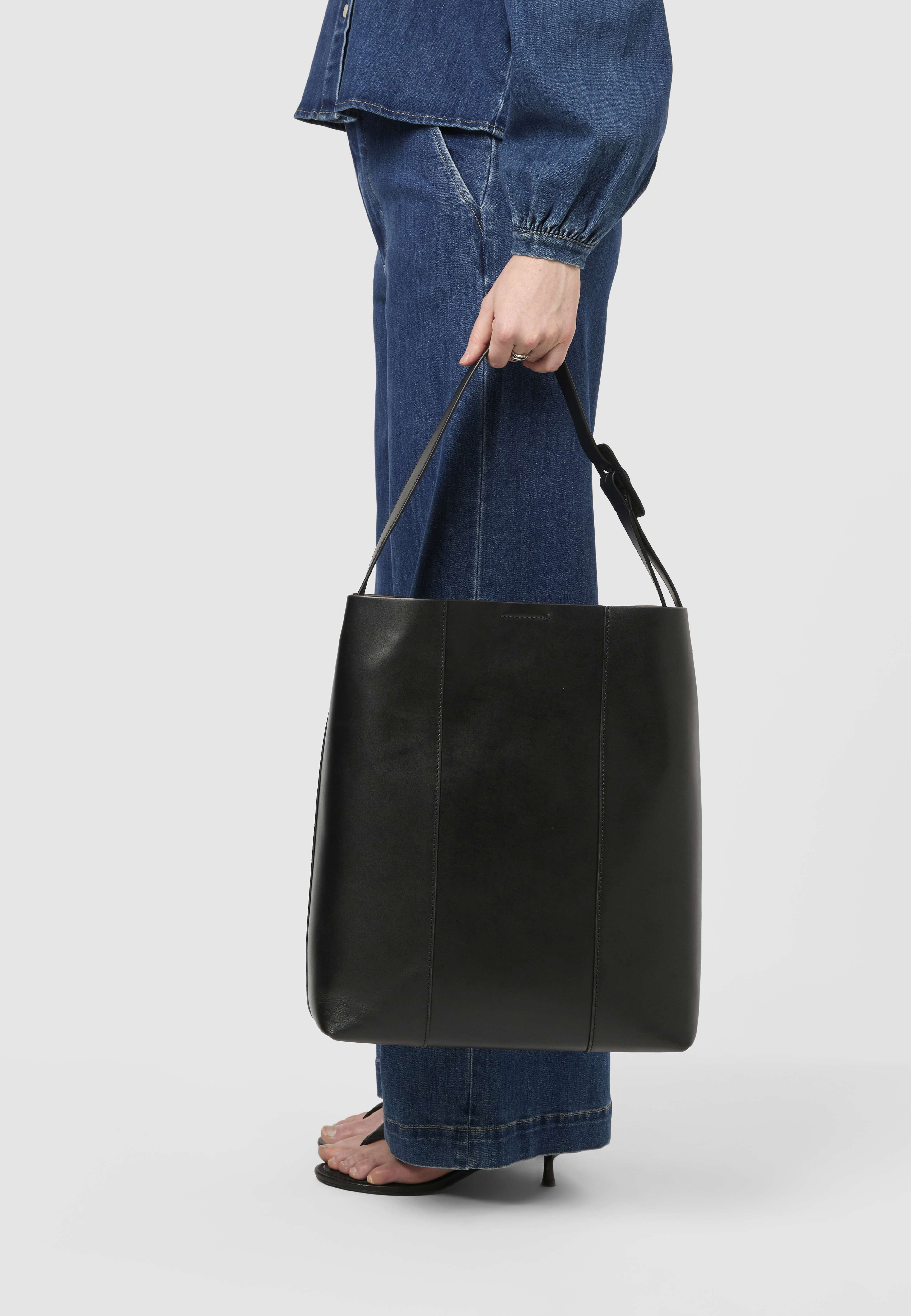 Shopperväska i skinn IRIS, från Wera, i färgen Black. Klicka för att öppna bilden i stort format