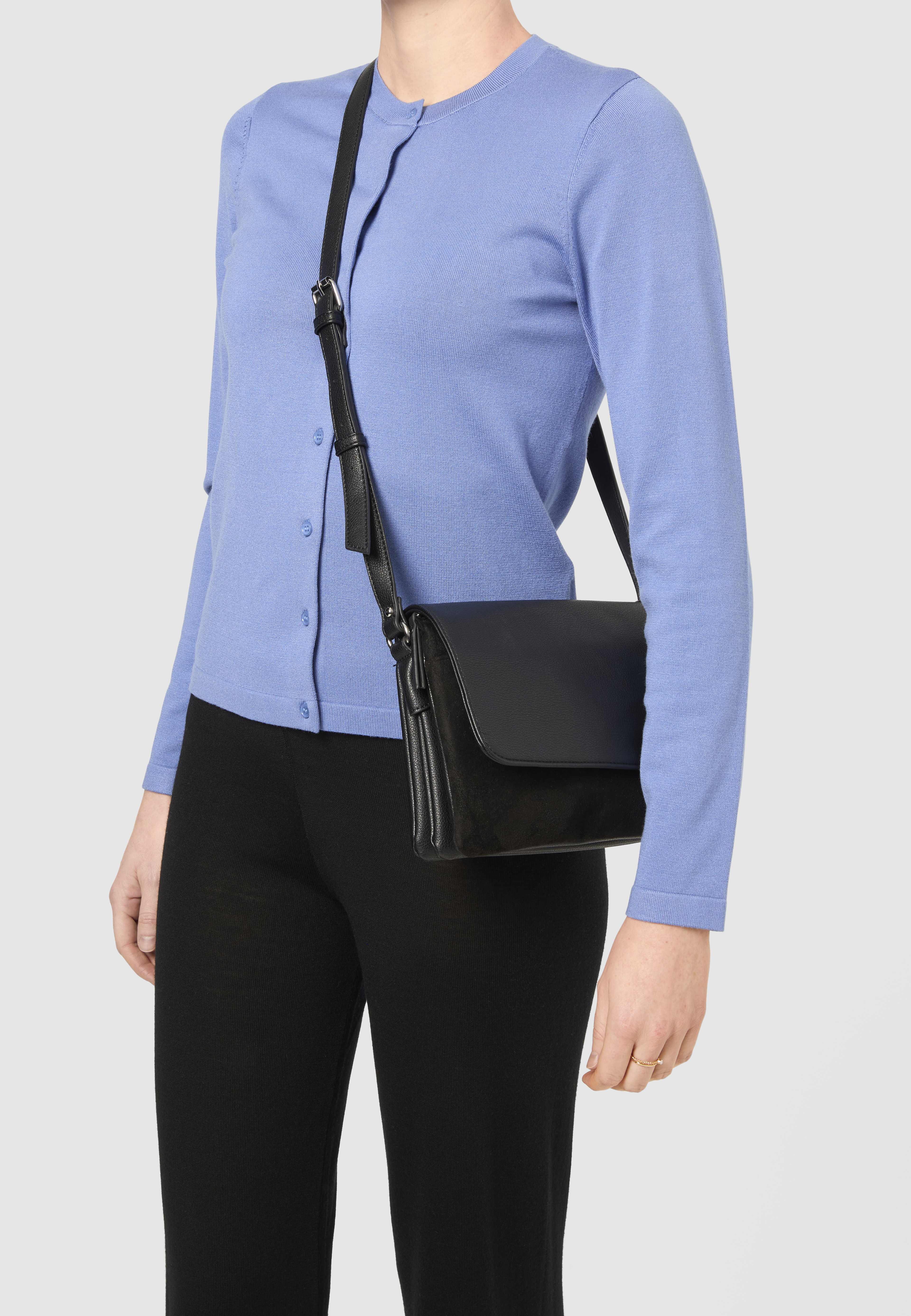 Crossbodyväska FINA, från Å WOMAN, i färgen Black. Klicka för att öppna bilden i stort format