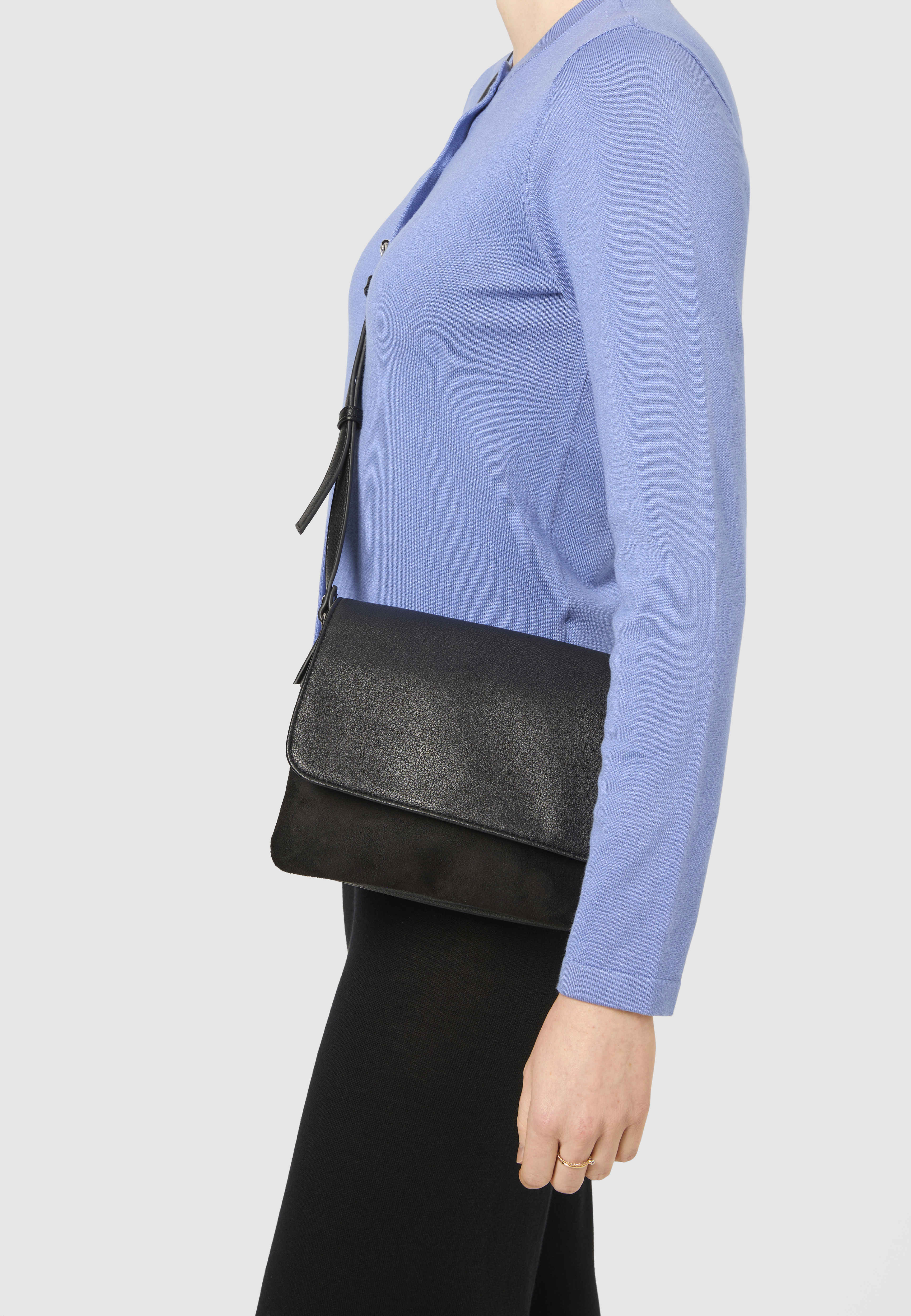 Crossbodyväska FINA, från Å WOMAN, i färgen Black. Klicka för att öppna bilden i stort format