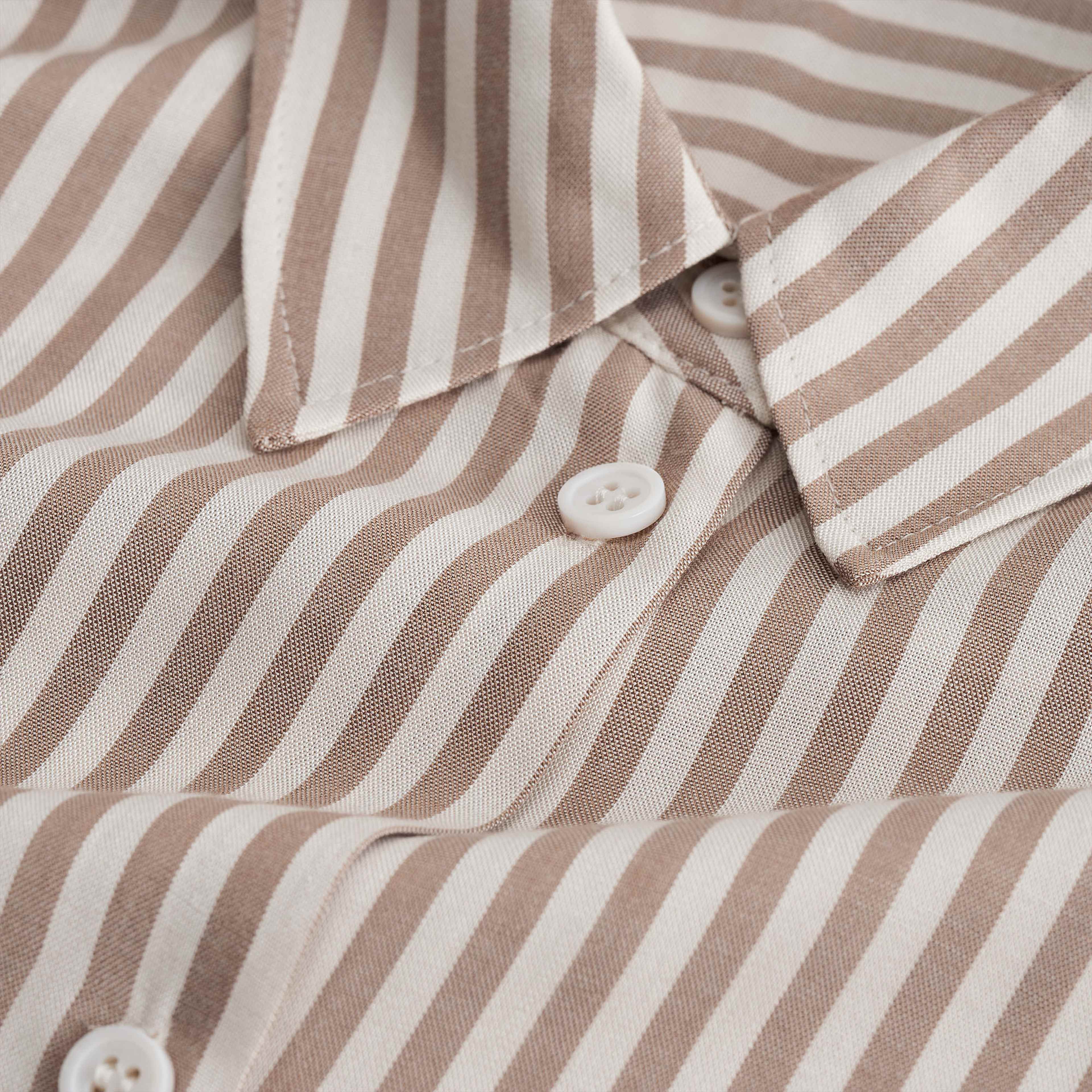 Vid skjortblus i viskos KELIS, från Carin Wester, i färgen Brown Stripe. Klicka för att öppna bilden i stort format