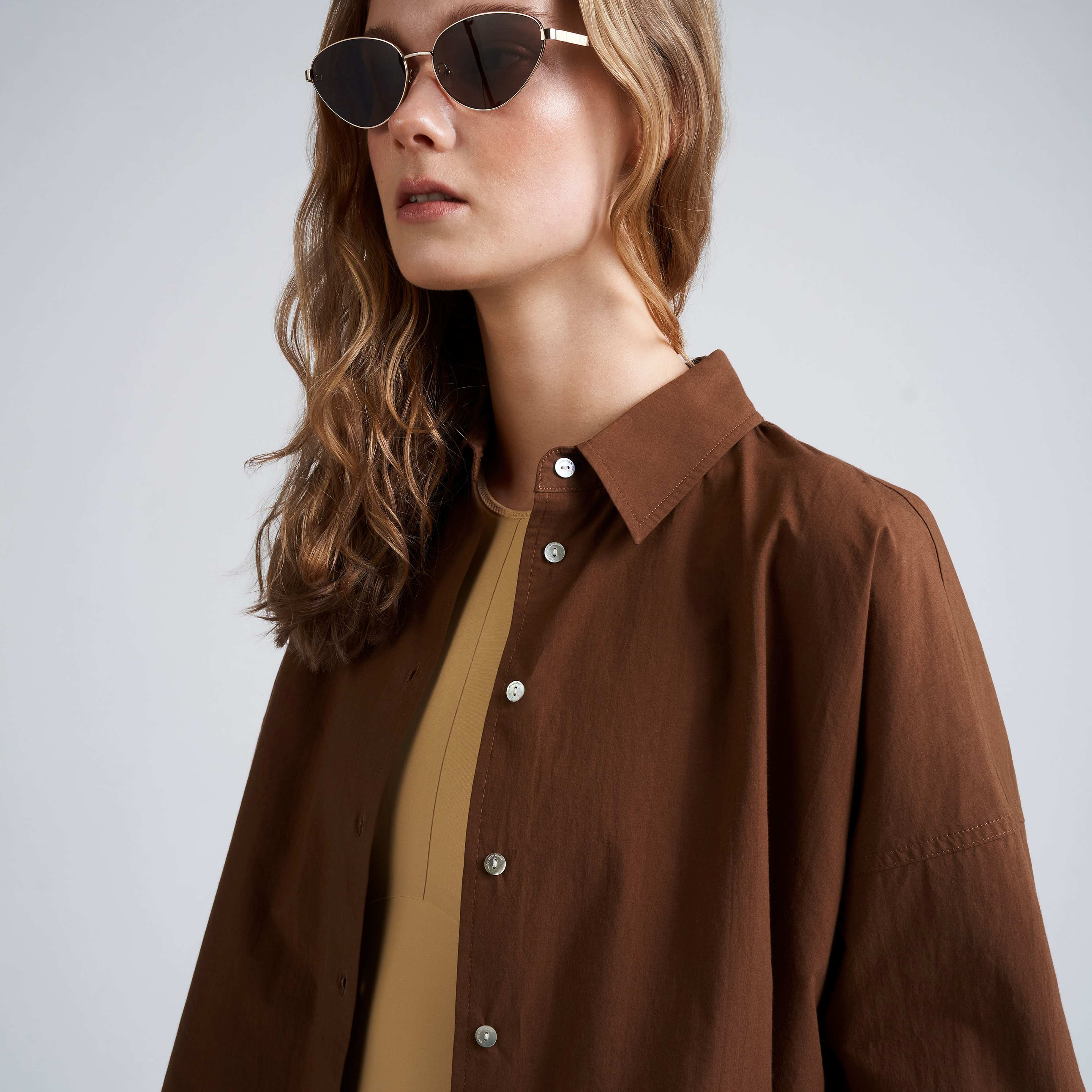 Bomullsskjorta oversize BYRON, från Carin Wester, i färgen Chesnut. Klicka för att öppna bilden i stort format