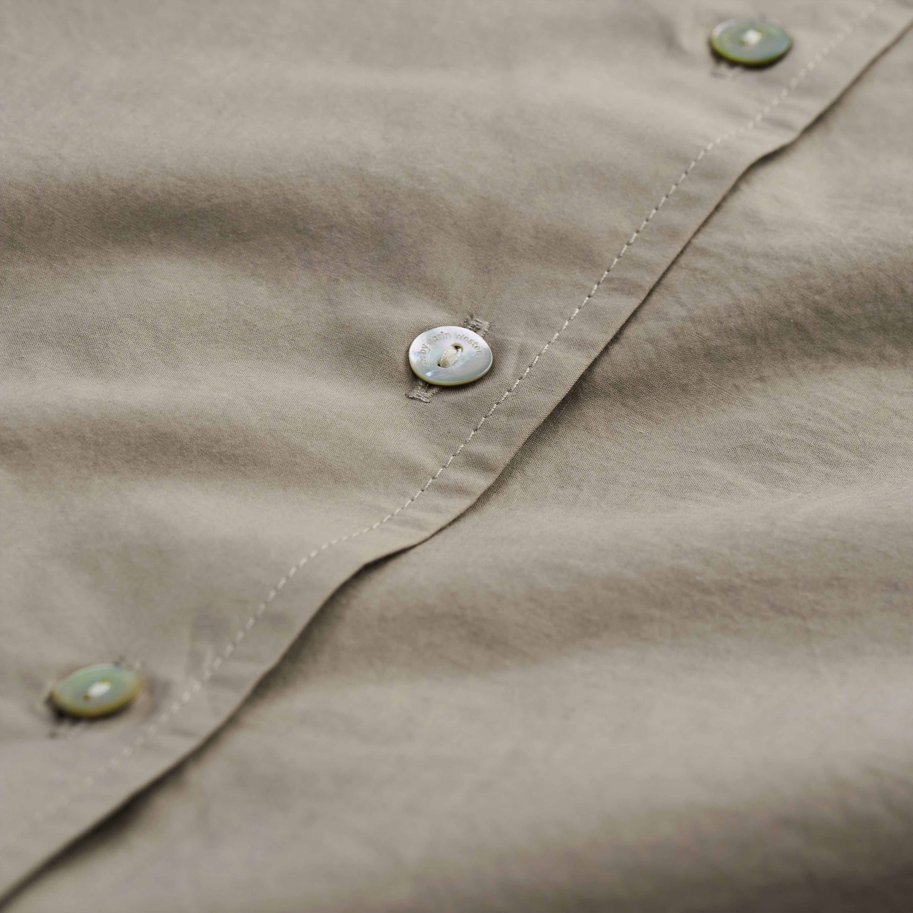 Bomullsskjorta oversize BYRON, från Carin Wester, i färgen Beige 2. Klicka för att öppna bilden i stort format